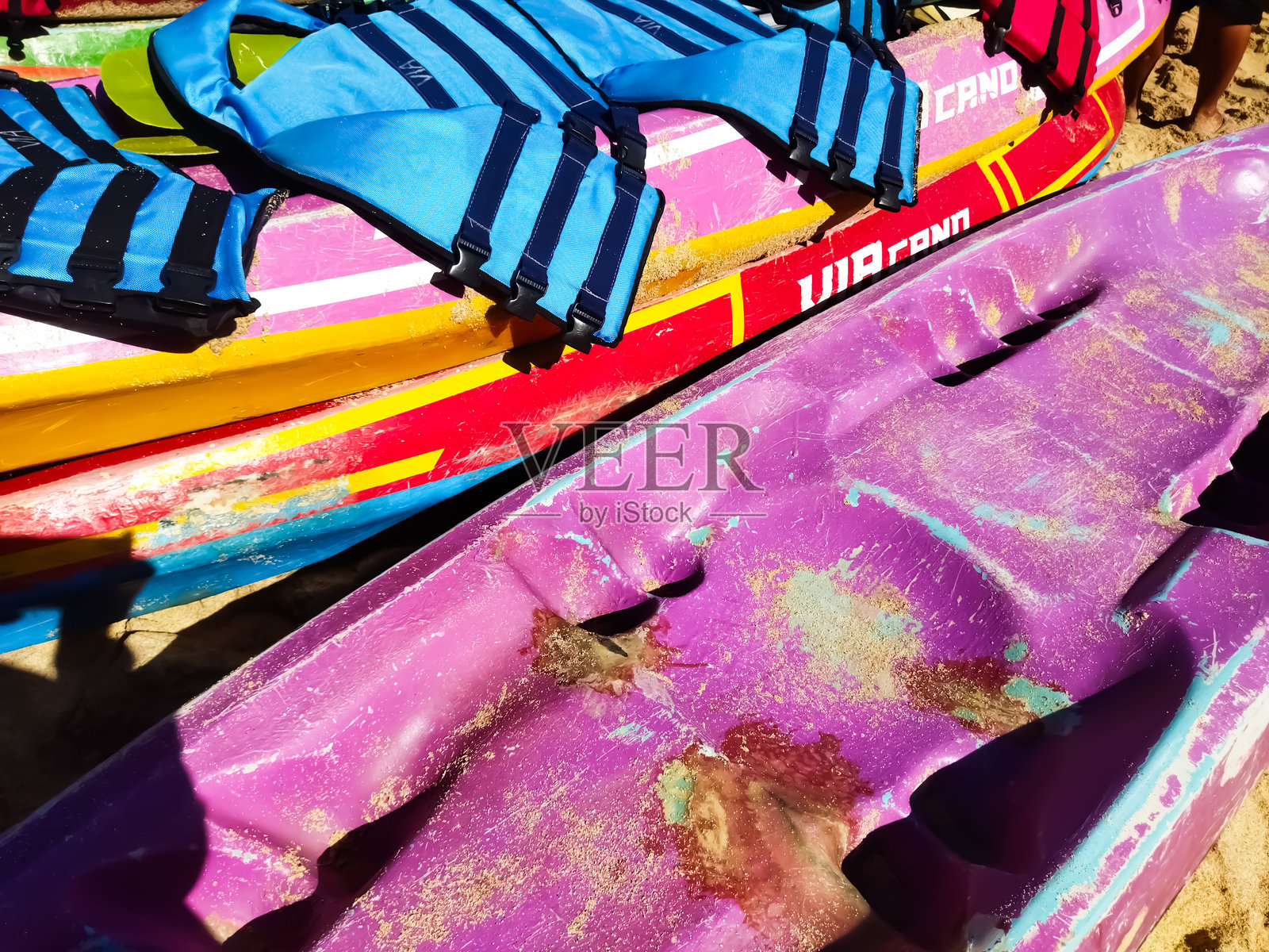 许多五颜六色的皮划艇在阳光下重叠在一起照片摄影图片