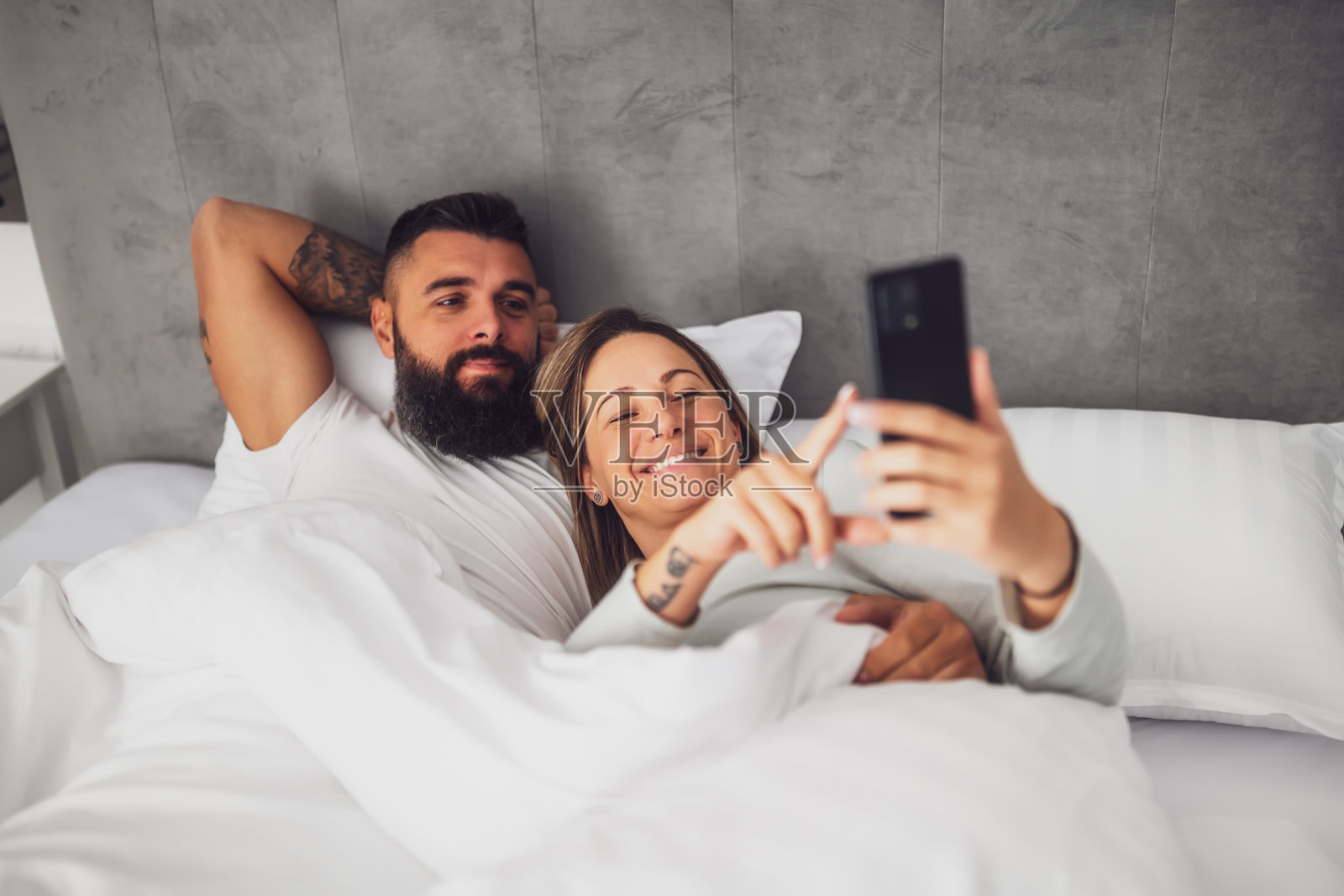 卧室里的情侣照片摄影图片