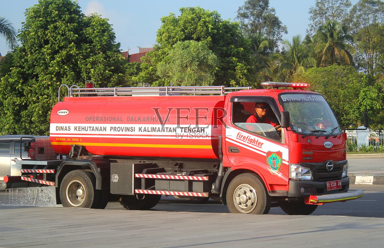 消防水罐车照片摄影图片