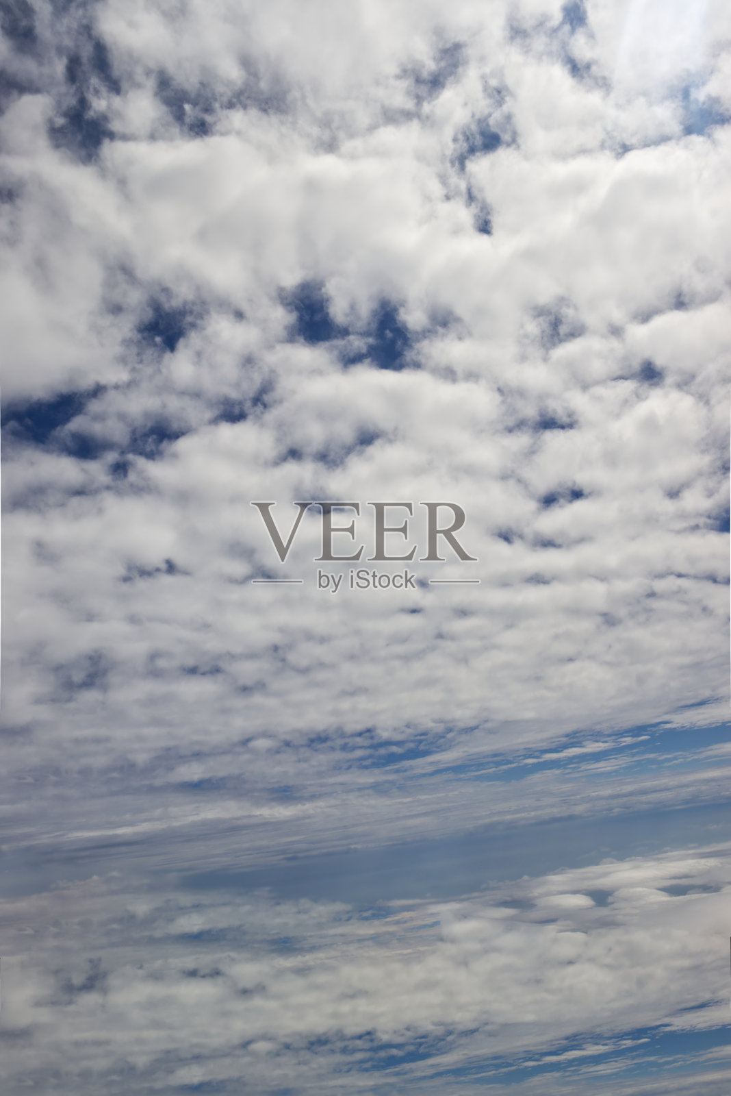 美丽的蓝天和白色蓬松的云朵在白天照片摄影图片