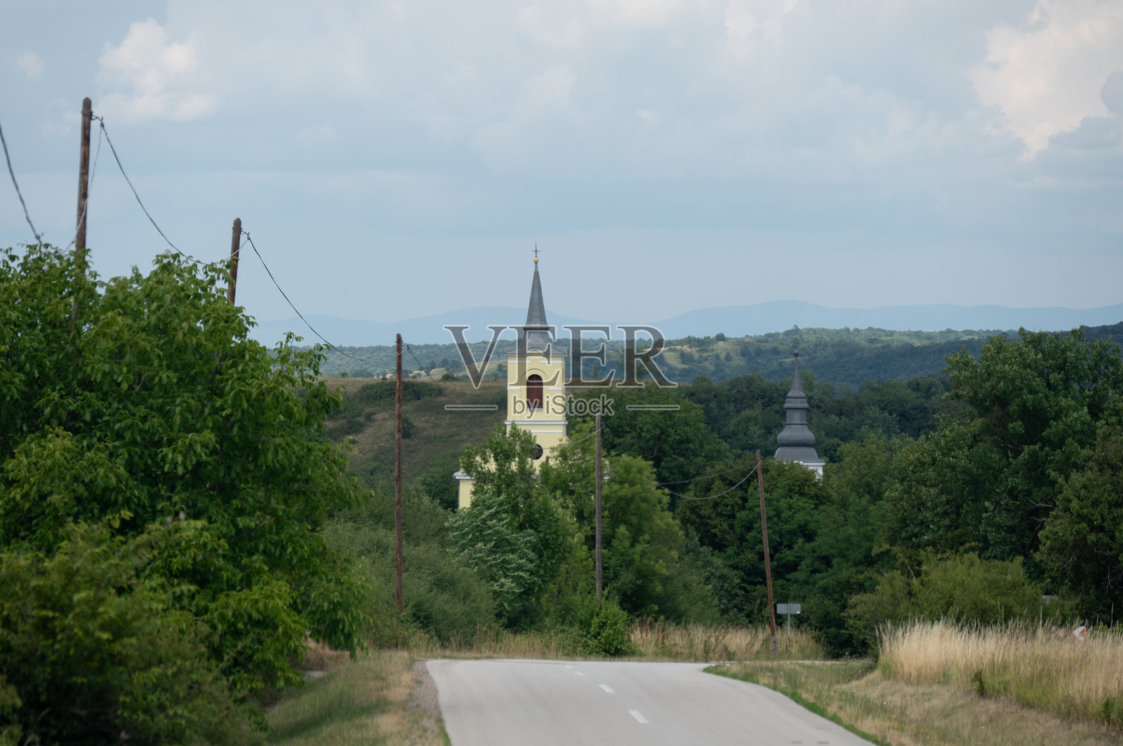 通往村庄教堂的乡村小路照片摄影图片