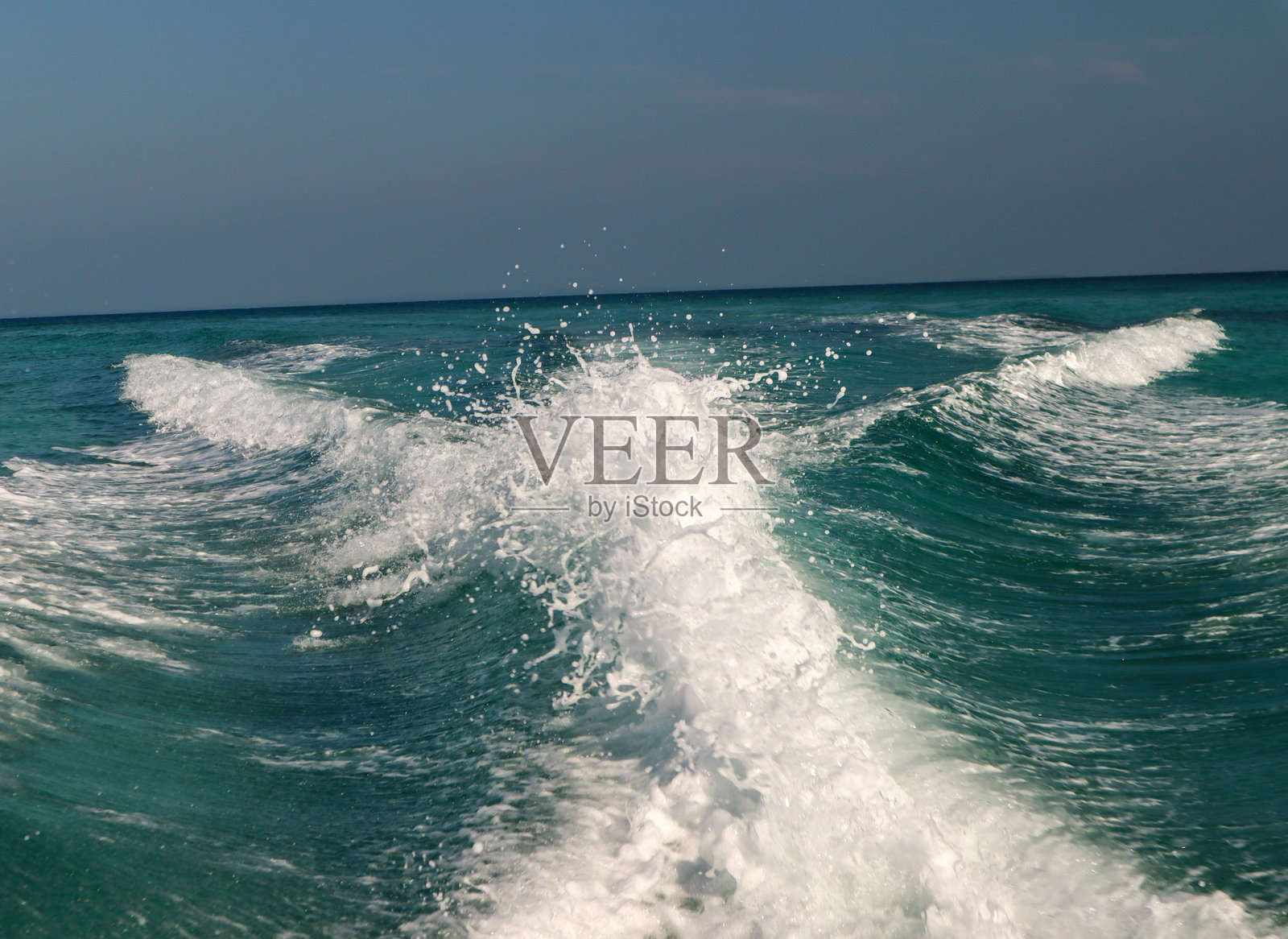 碧绿色的海浪在辽阔的地平线上形成动态的泡沫和涡流轨迹照片摄影图片