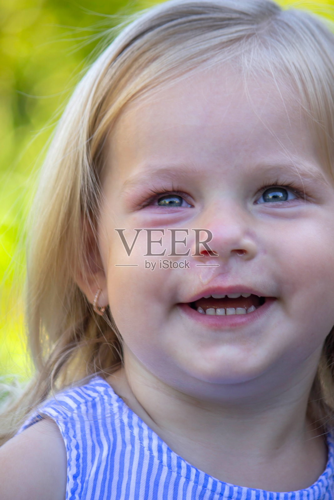 女孩有过敏症。过敏喷雾。鼻涕。照片摄影图片