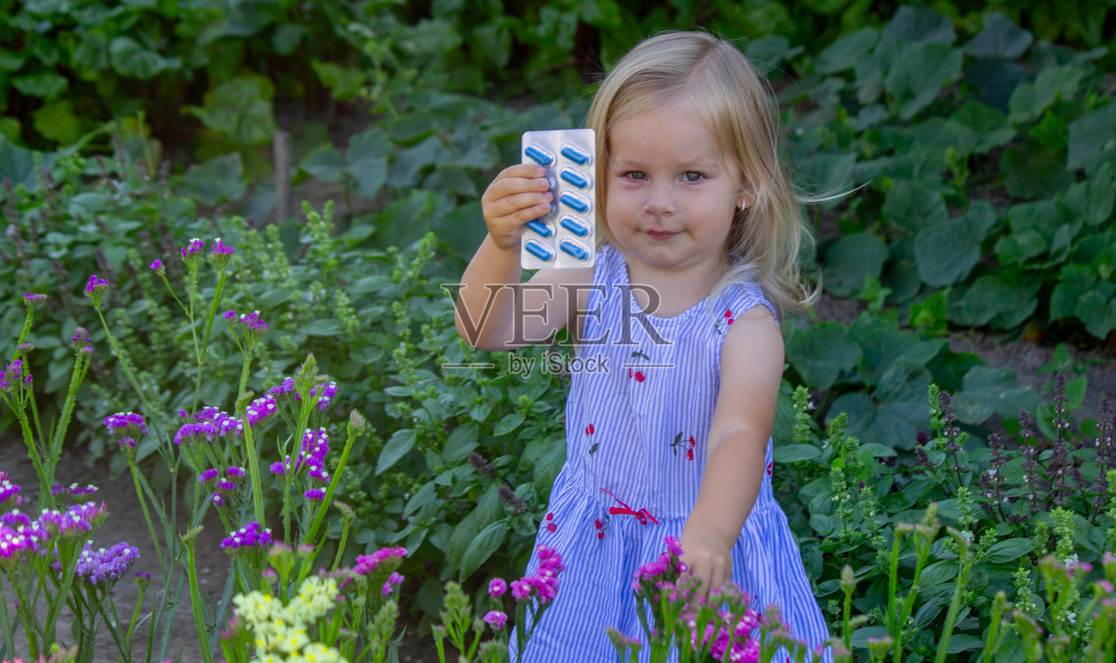 女孩有过敏症。过敏喷雾和药丸。鼻涕。照片摄影图片