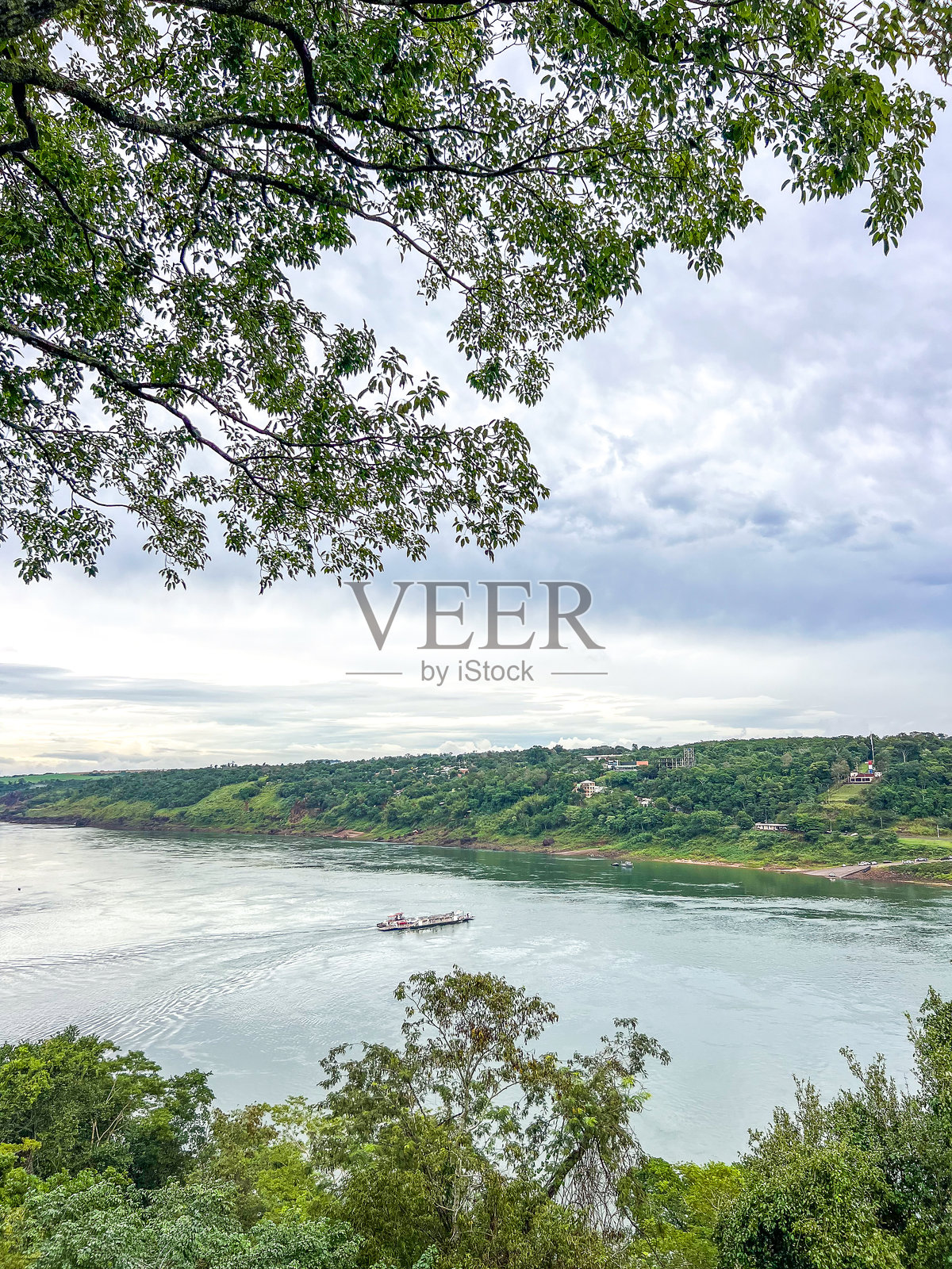 三国交界处的巴拉那河，位于阿根廷、巴西和巴拉圭之间照片摄影图片