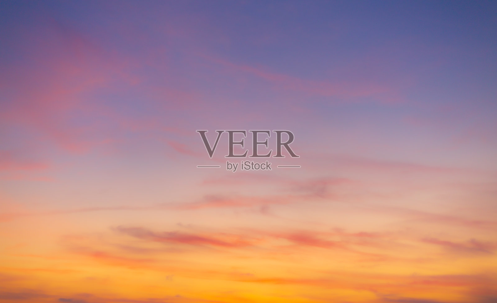 清晨五彩斑斓的天空和云彩背景，阳光洒下明亮的金色阴影，绘制出美丽生动的天空。照片摄影图片