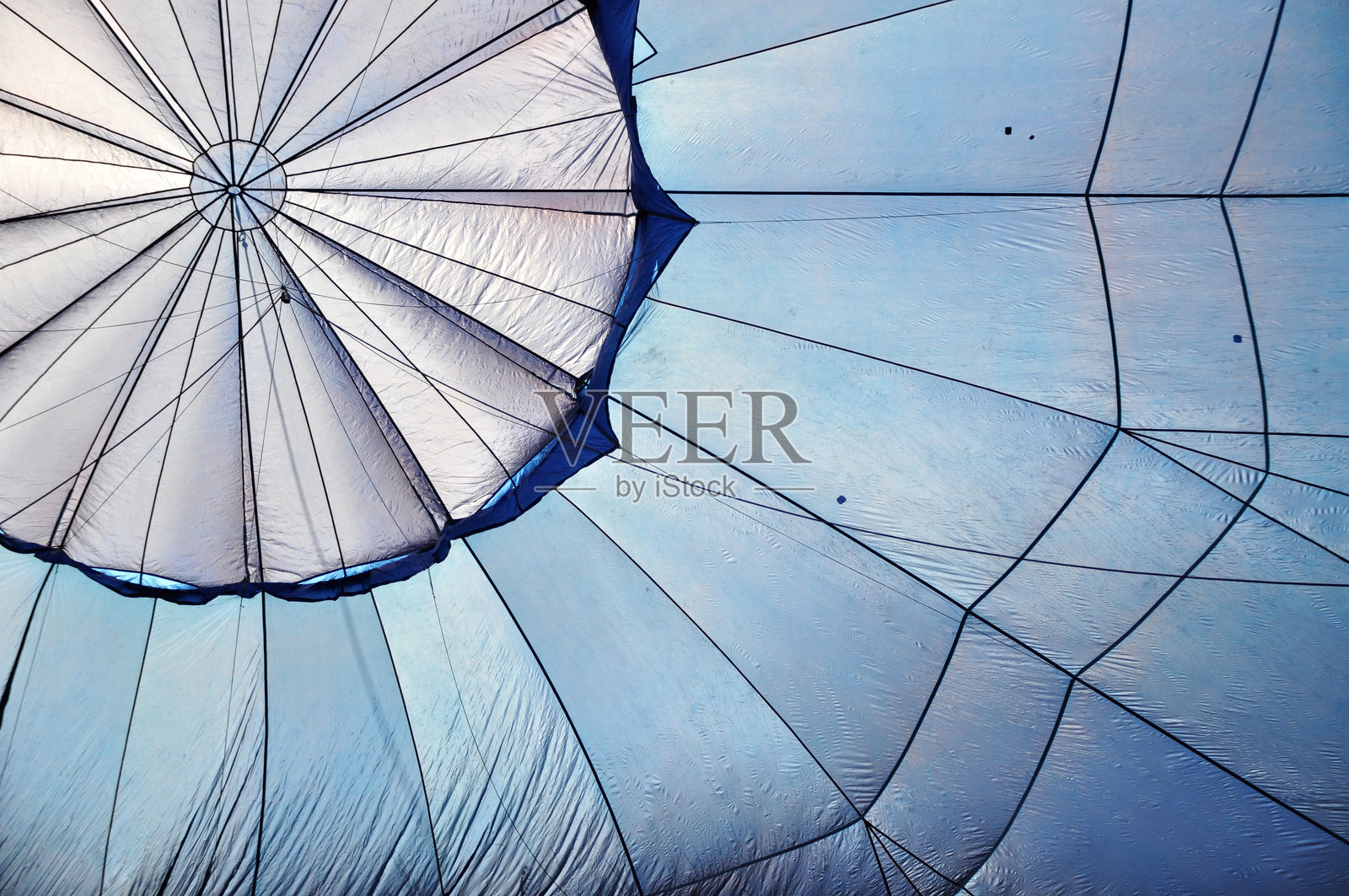 蓝色热气球气囊充气时的内部视角照片摄影图片