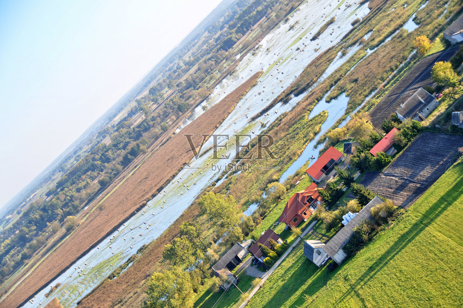 波兰编织状的纳雷夫河的航拍无人机视角，令人惊叹的自然湿地景观照片摄影图片