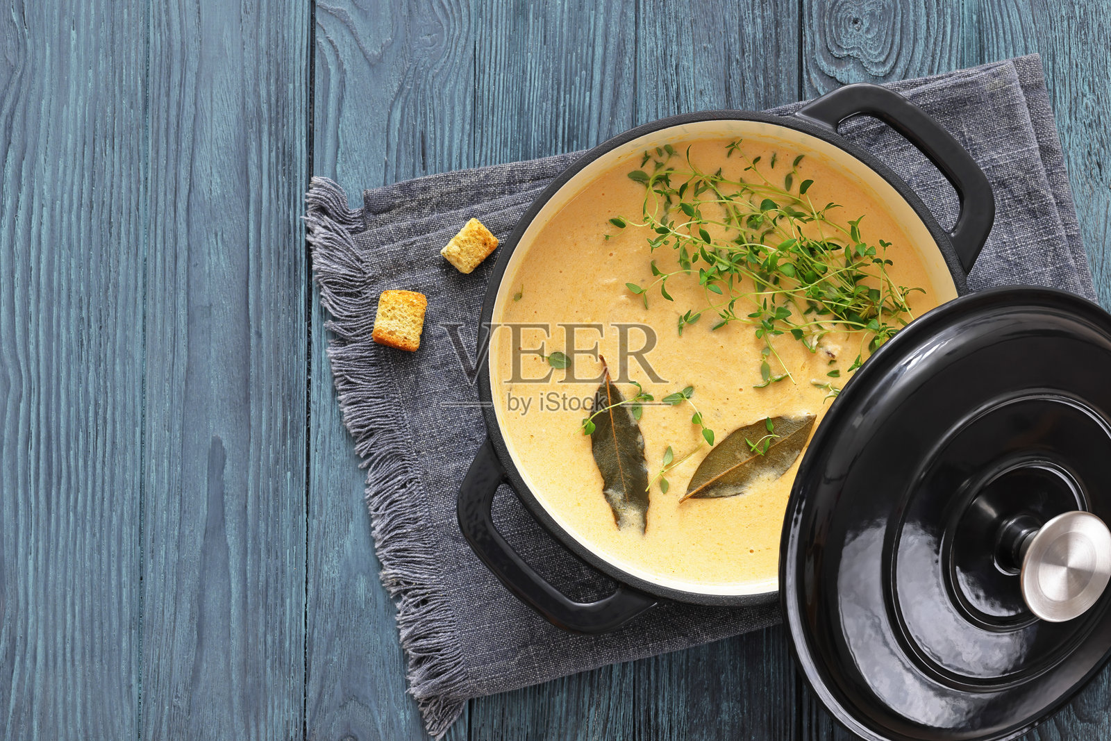 香草奶油三文鱼汤在锅中照片摄影图片