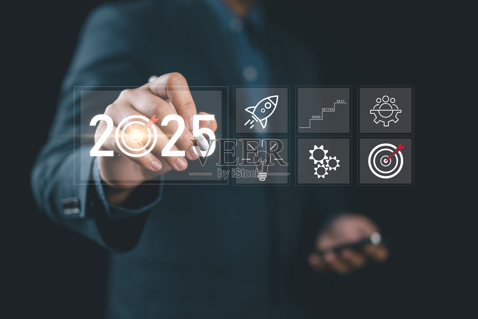 2025年商业目标设定与战略规划概念。商人勾勒出实现2025年目标的商业策略。图标代表增长、创新和团队合作。照片摄影图片