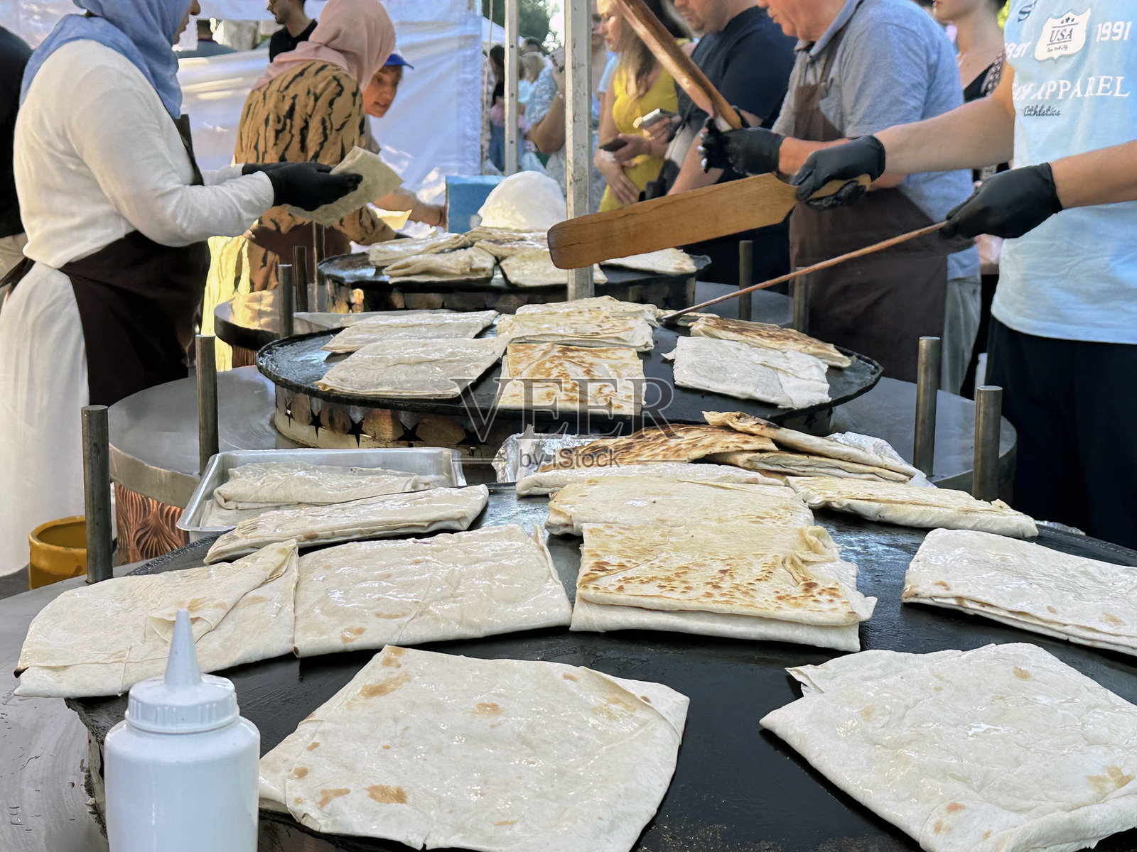 在布加勒斯特的安纳托利亚美食节上，男女正在准备传统菜肴照片摄影图片