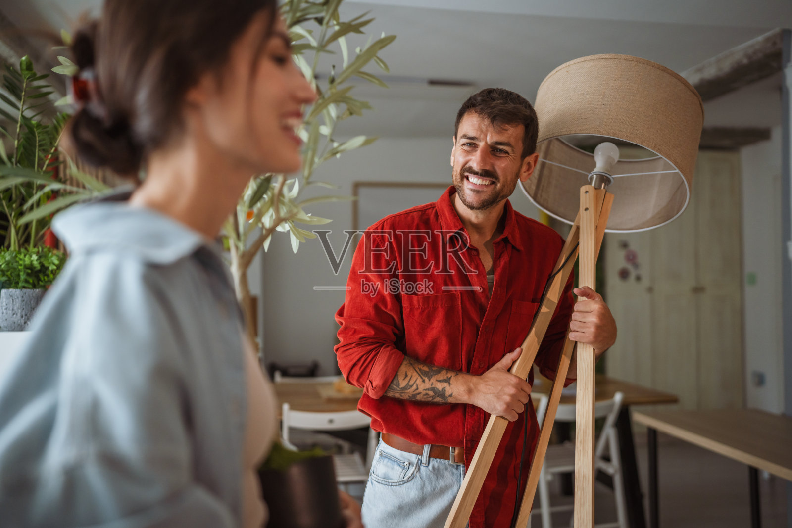 情侣在新家装饰地灯照片摄影图片