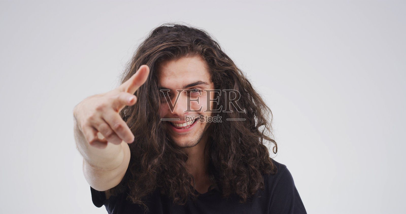 肖像，指向你和在工作室里的男人，决策和摇滚明星在白色背景上。模拟空间，手势和快乐的人，艺术家或选择与选择，创造性和机会。照片摄影图片