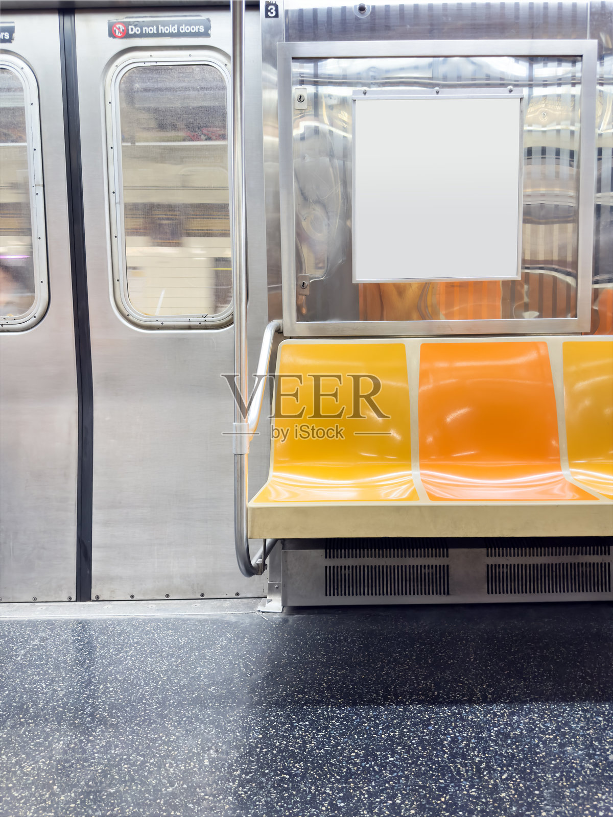 地铁座椅和空白广告牌照片摄影图片