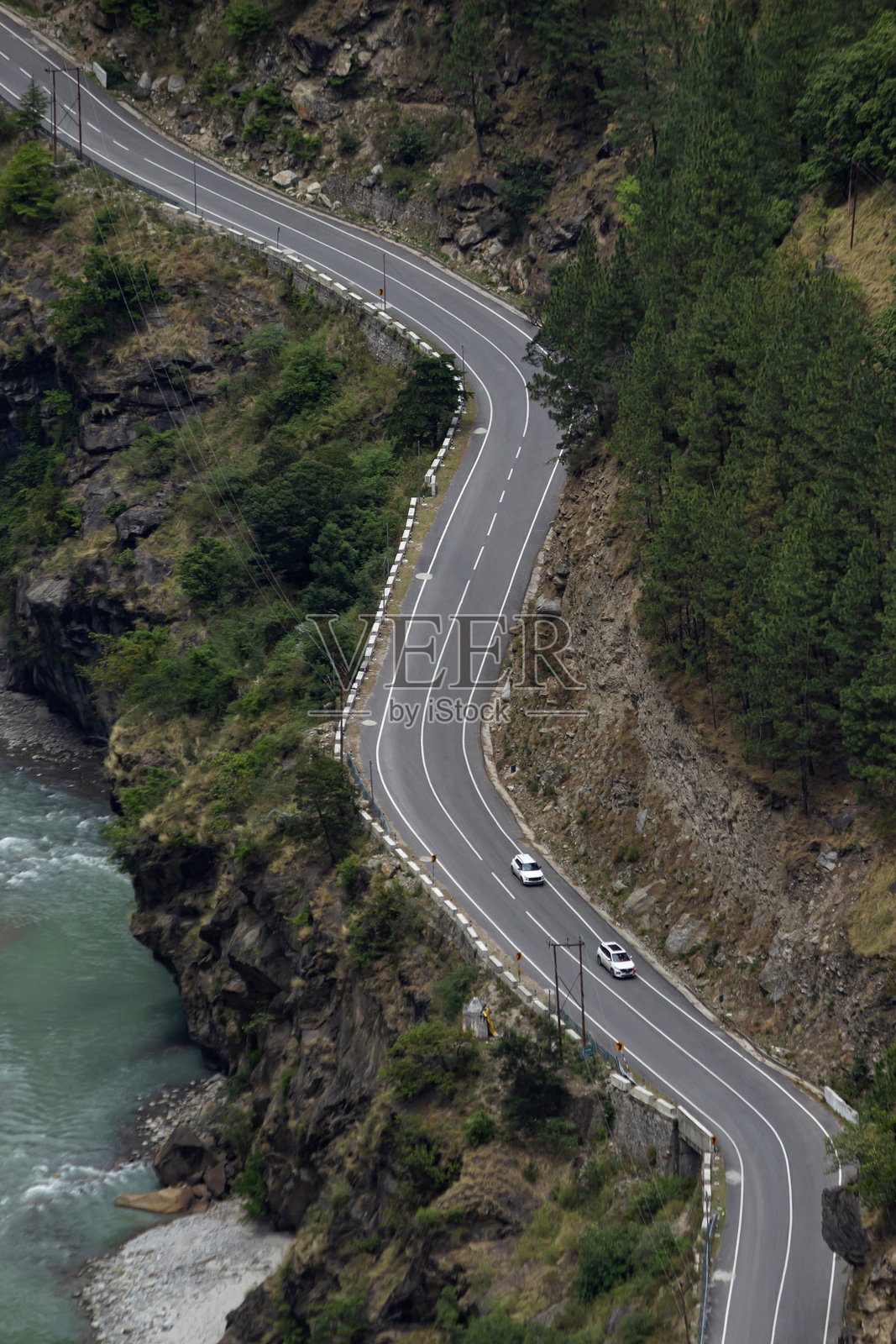 阿拉克南达河的景观，位于印度乌塔拉坎德州乔希马特的维什努普拉亚格附近，靠近巴德里纳特公路。照片摄影图片