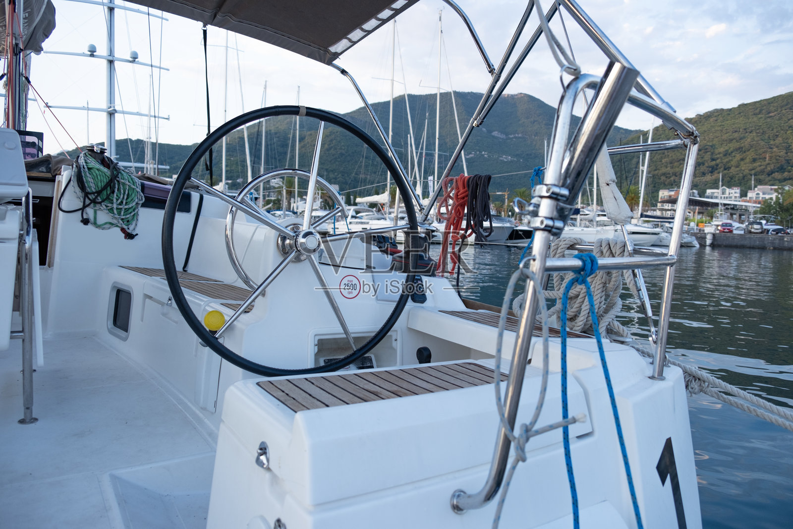 游艇舵轮，船只控制，航海设备，帆船，水上交通，海洋，导航用船舵，游艇控制，海上旅行照片摄影图片