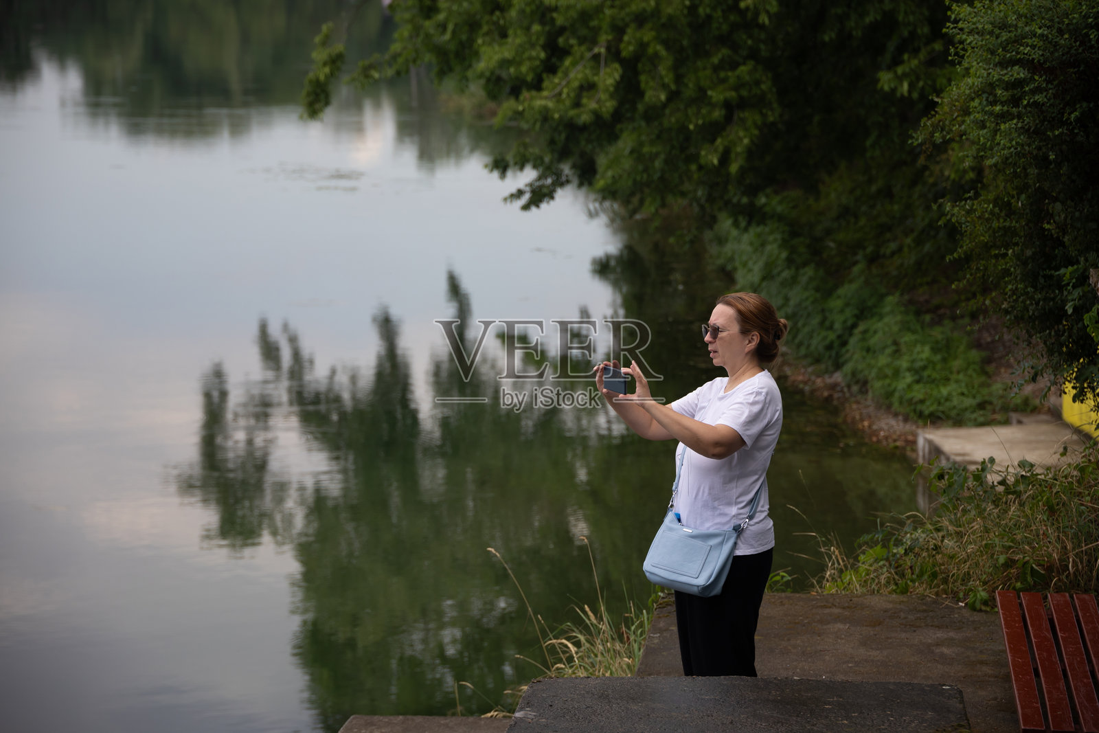 迷人的女人在湖边自拍照片摄影图片
