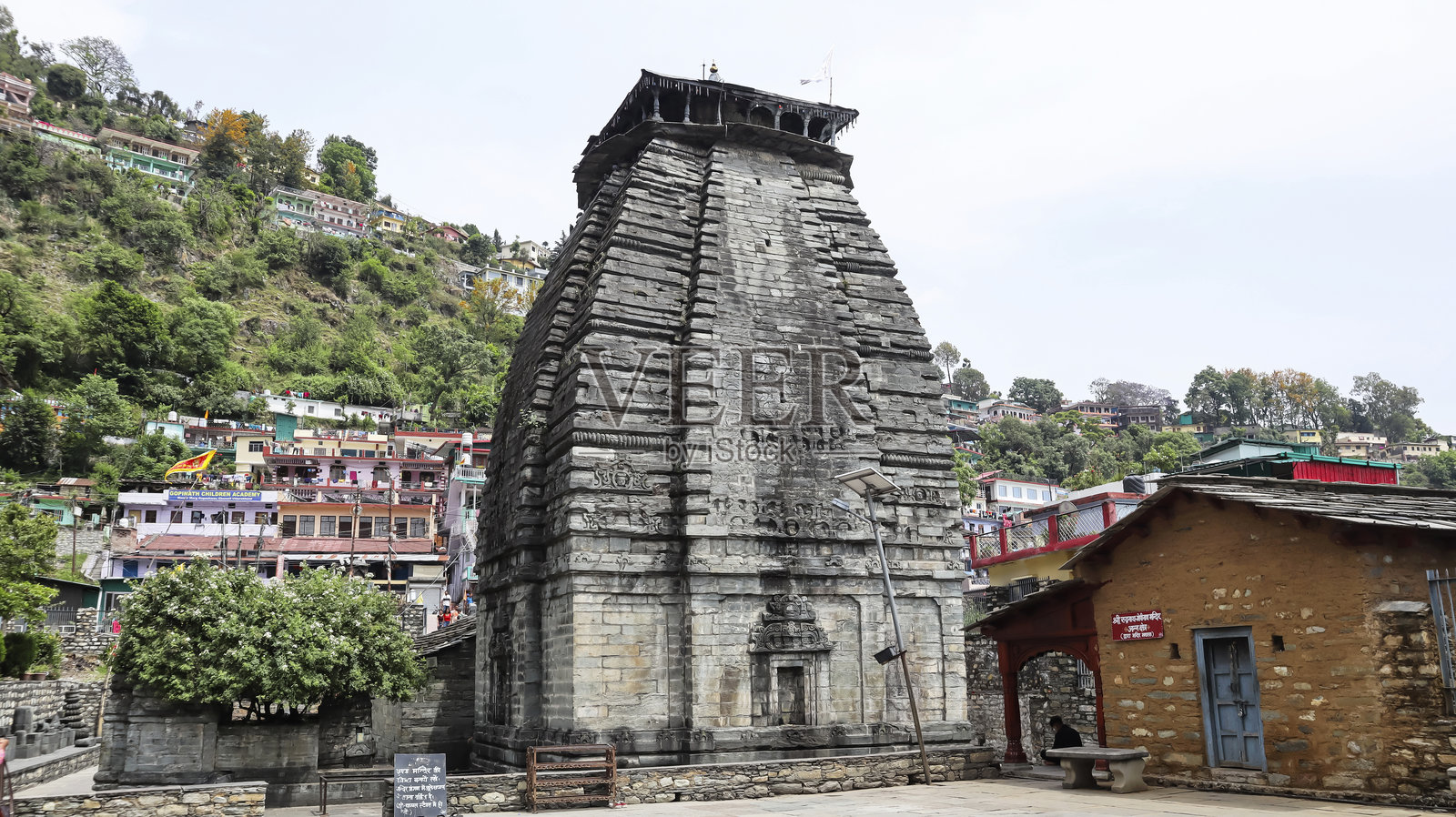 纳加拉风格的戈佩什瓦尔寺庙尖塔，建于9至10世纪，由卡图里王朝建造，位于印度乌塔拉坎德邦的戈佩什瓦尔。照片摄影图片