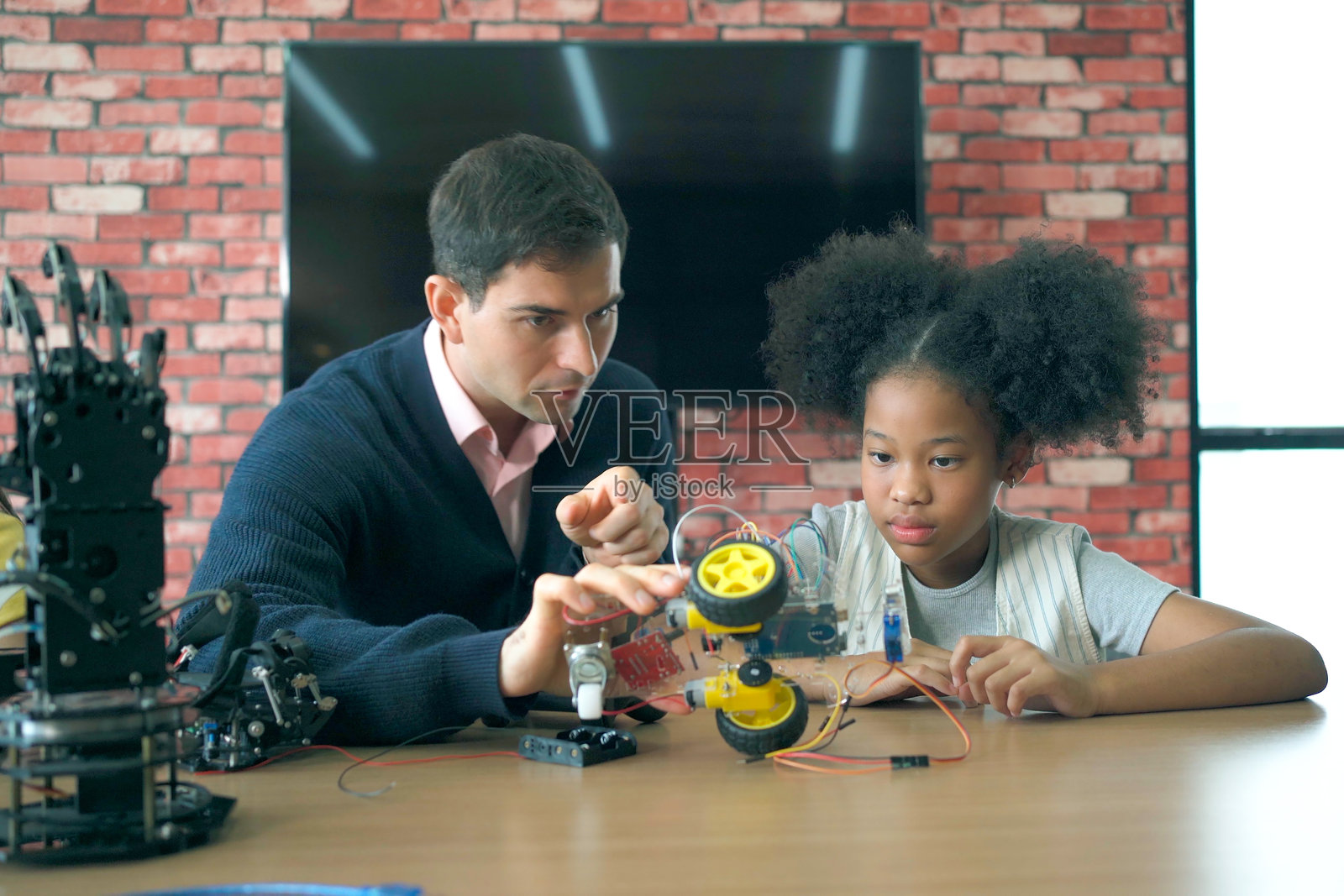 学生和老师正在讨论STEM项目。照片摄影图片