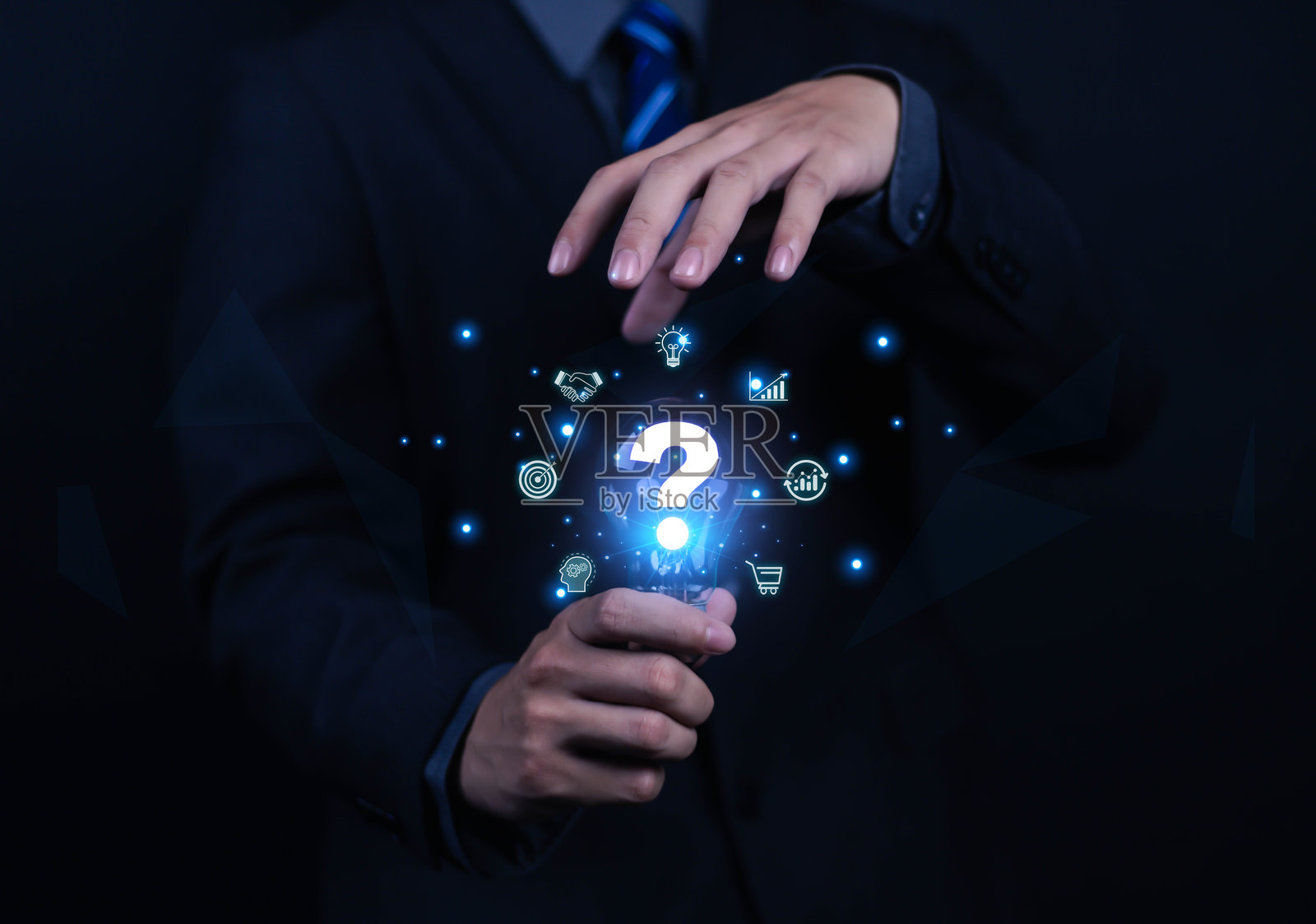 创新概念与灵感。商人手持创意灯泡与问号图标。行业与市场发展网络。战略规划。现代商业。照片摄影图片