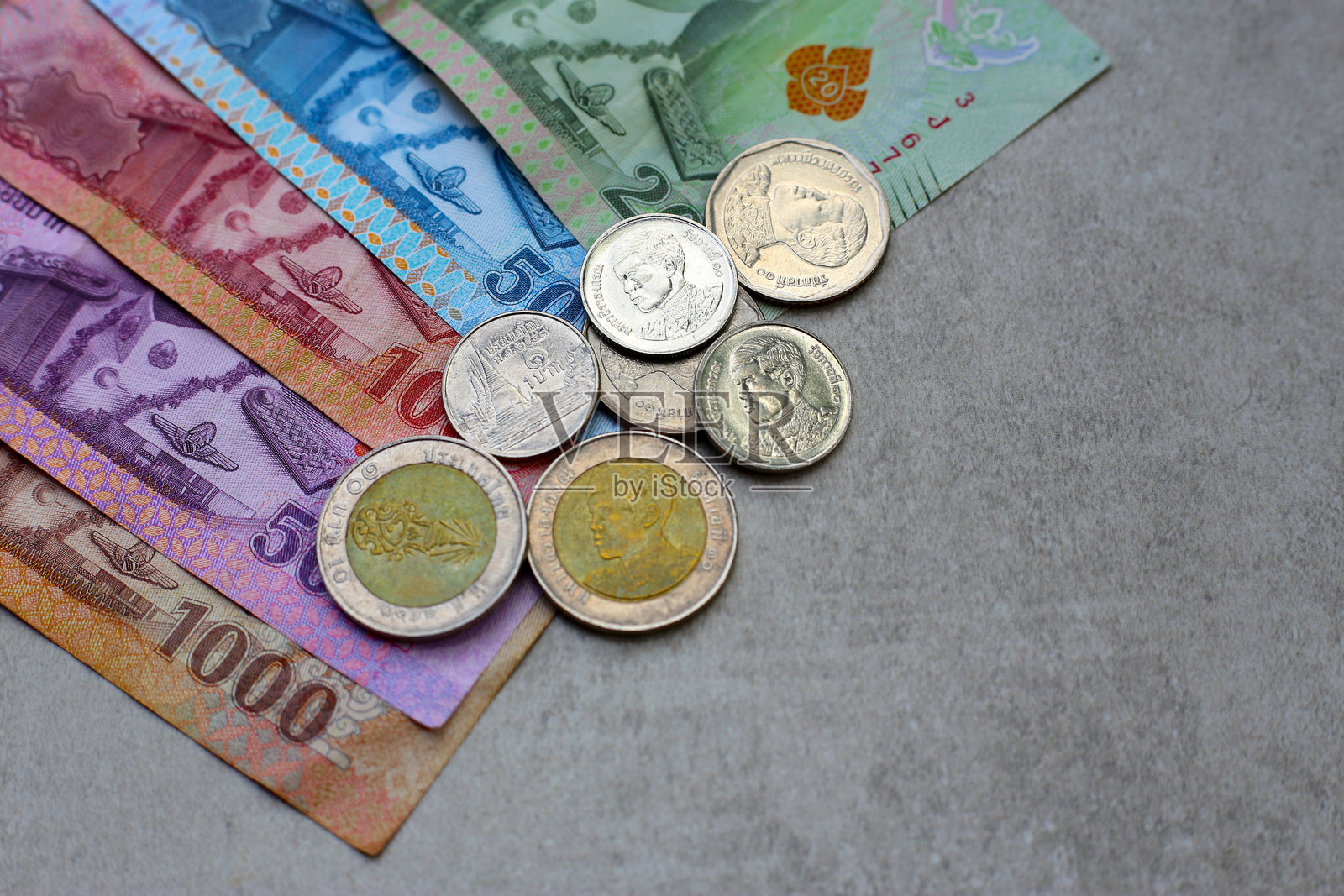 泰铢纸币与硬币照片摄影图片