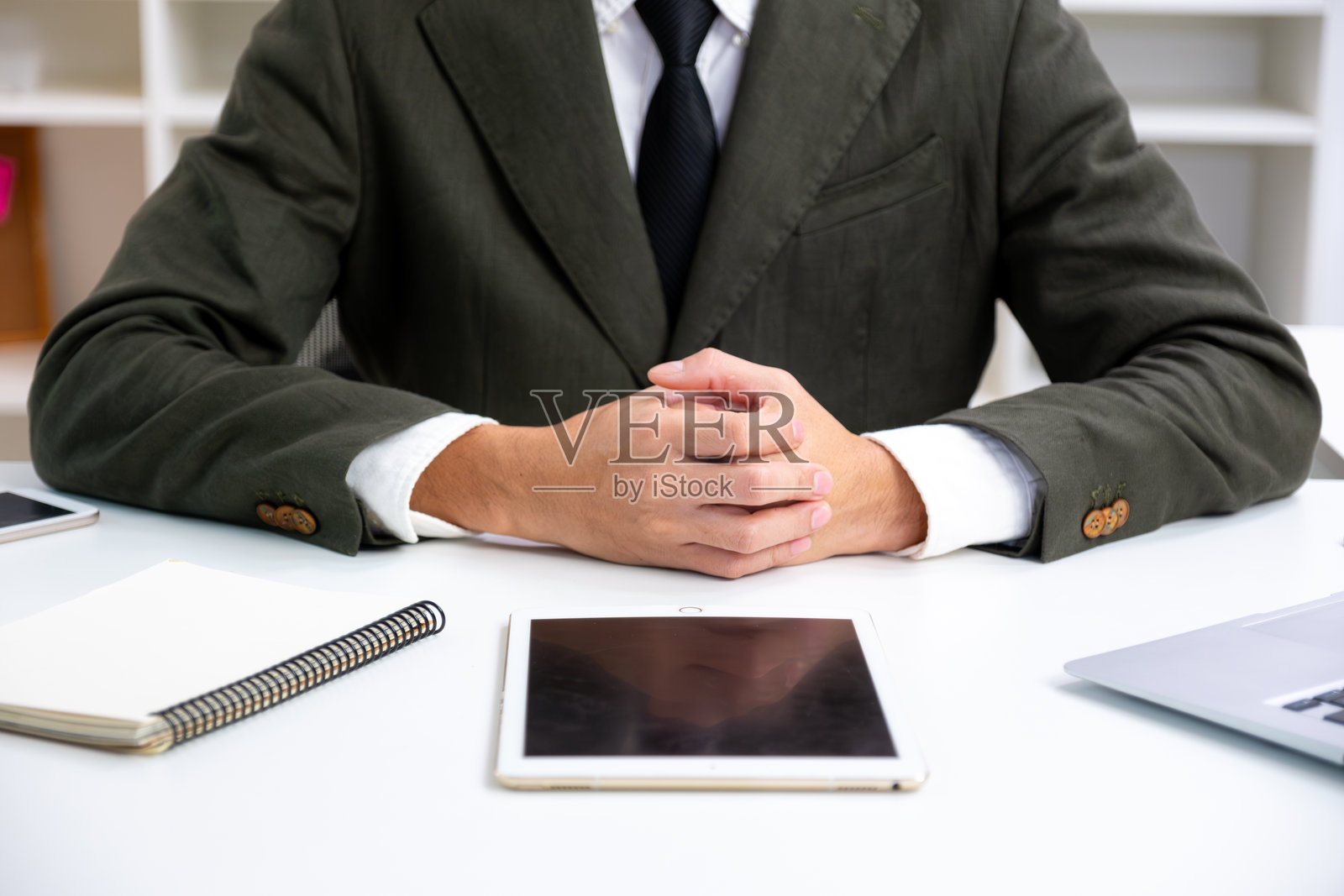 商业人士在线会议展示成功的工作和进展报告，向老板汇报财务成就、初创企业的市场指导、职业发展和领导力信息研究。照片摄影图片