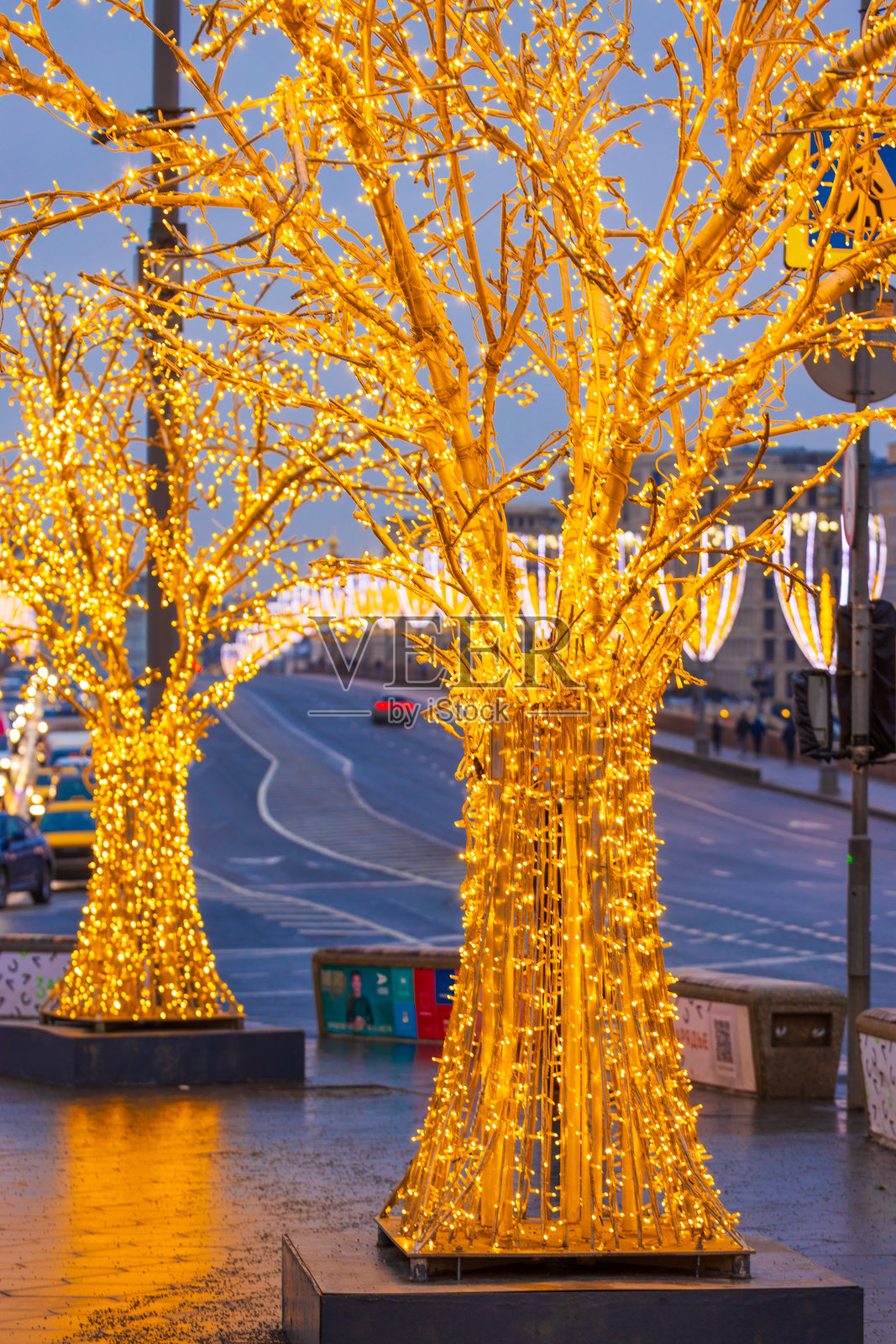 莫斯科,俄罗斯的街道上装饰着金色发光的树木,迎接新年。照片摄影图片