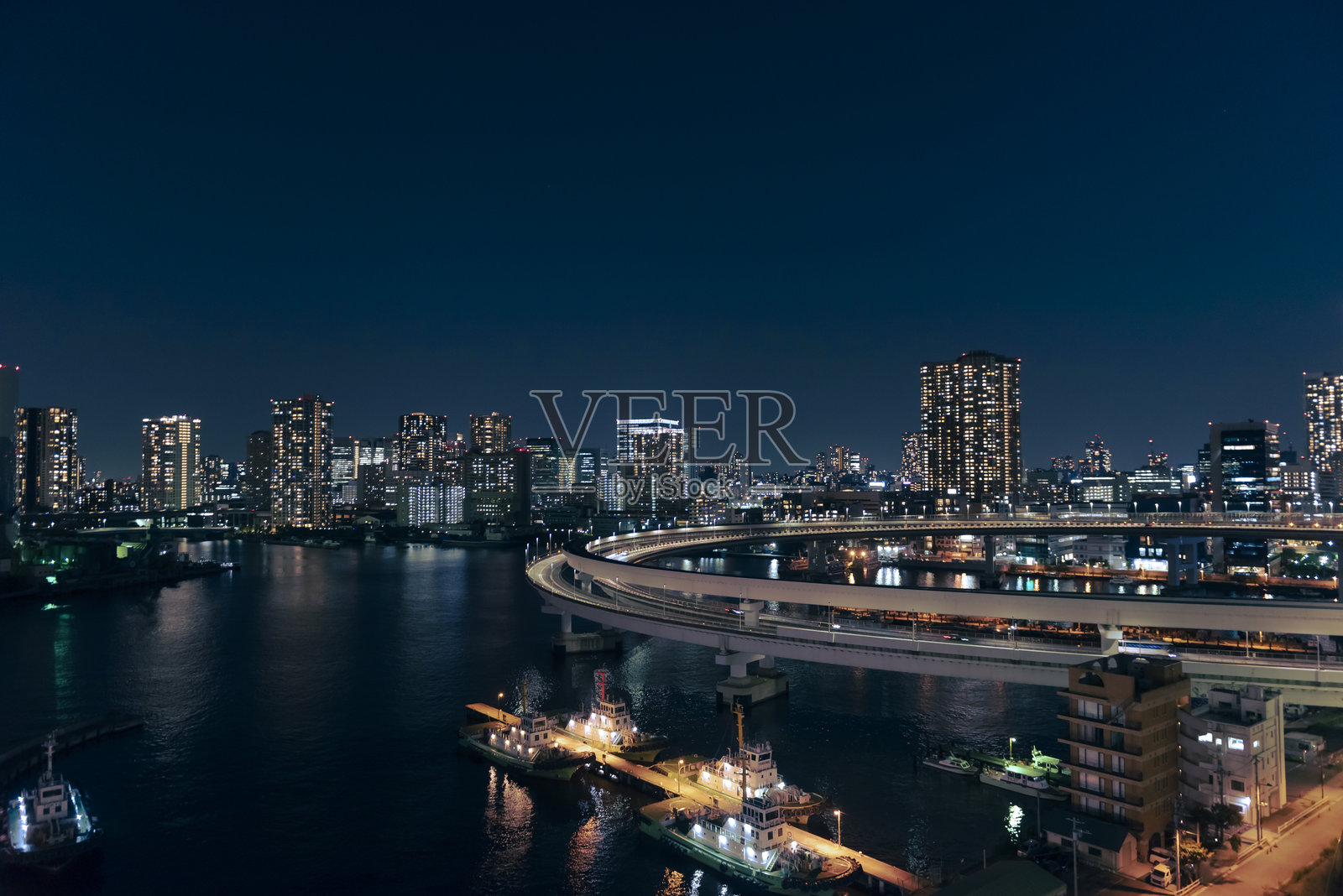 从彩虹桥俯瞰的港区东京日本的环形桥和品川夜景 - 2021年6月9日照片摄影图片