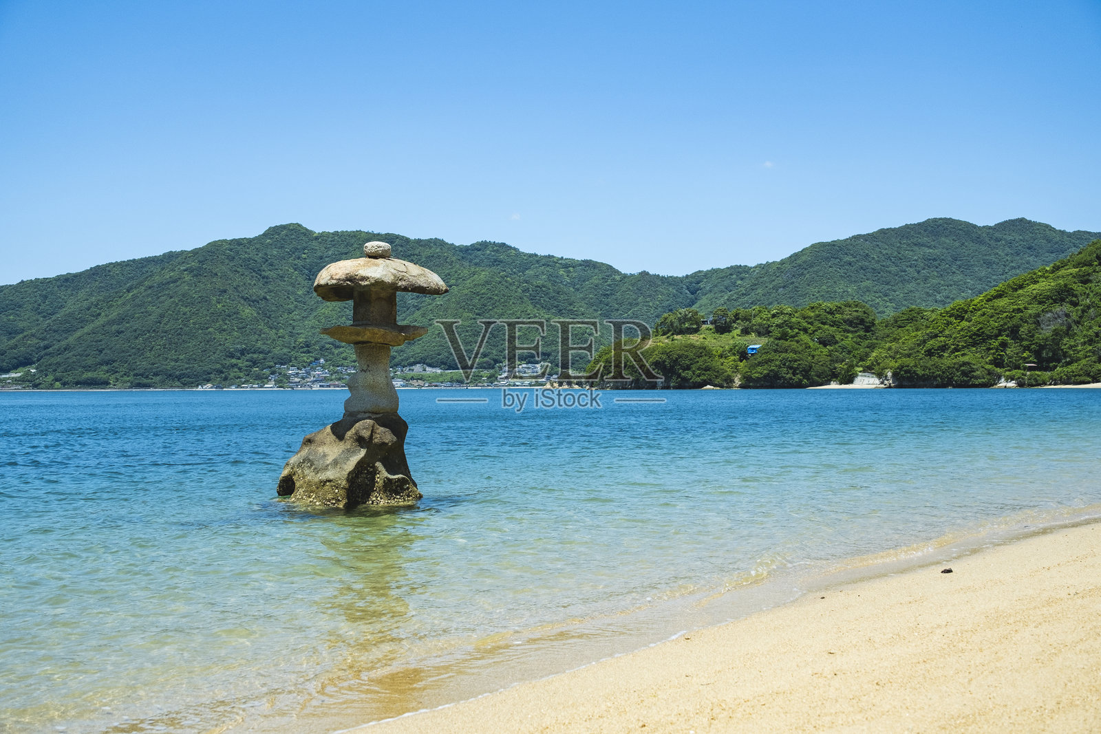 位于日本广岛县尾道市的严岛神社海中的石灯笼 – 2024年6月5日照片摄影图片