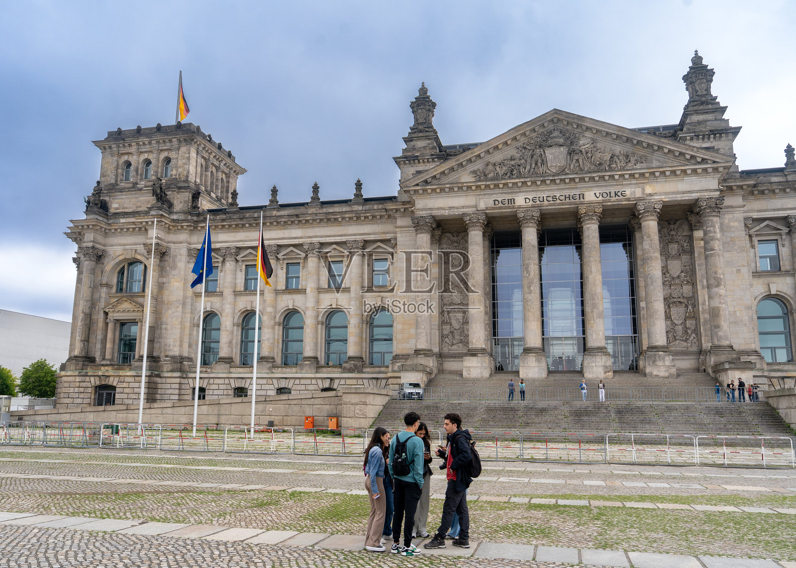 国会大厦是位于柏林共和国广场的一座历史性政府建筑,作为德国联邦议院的所在地和联邦大会的会议场所。照片摄影图片