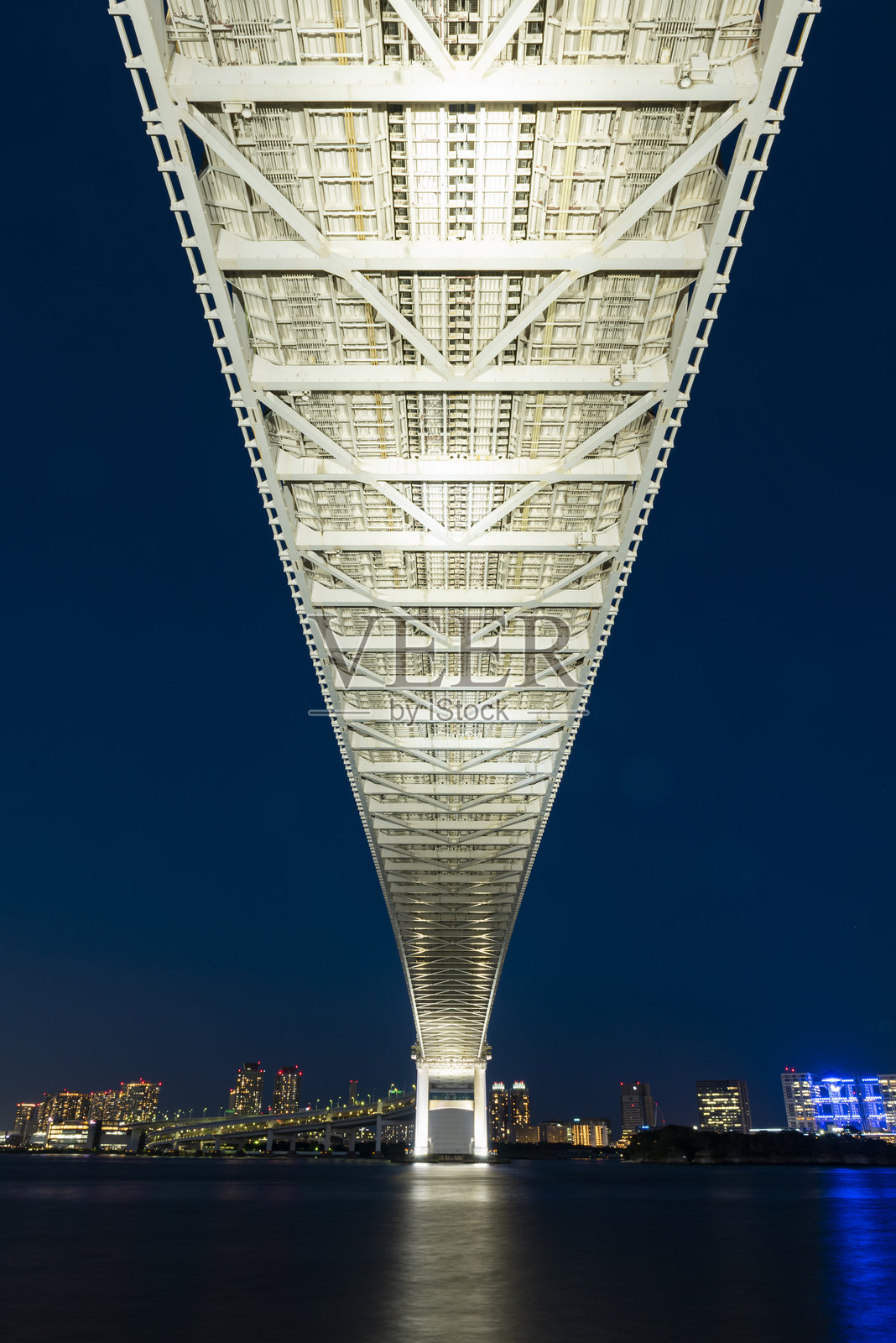 东京港区芝浦南码头公园夜景,彩虹桥与台场景色照片摄影图片