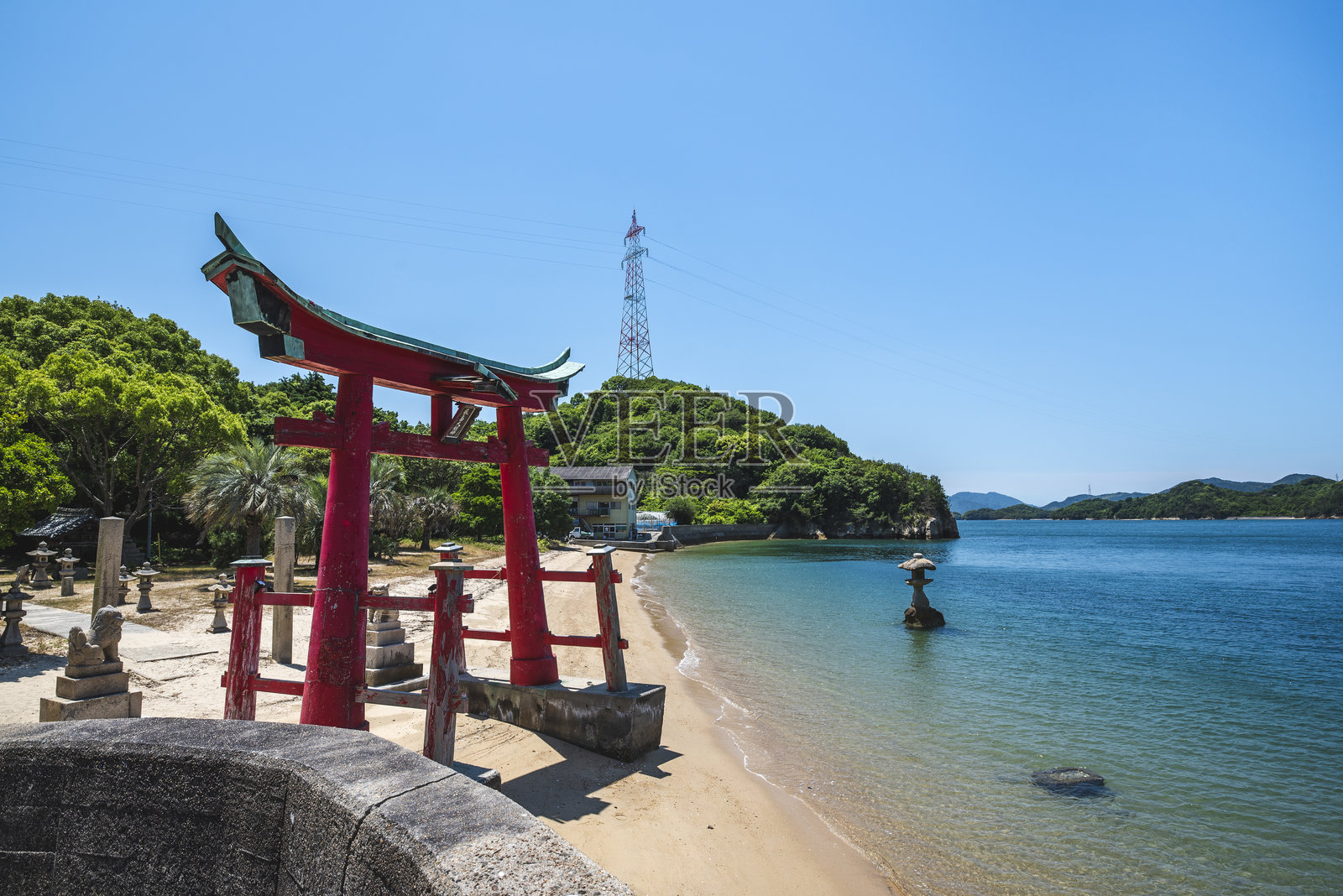 日本广岛县尾道市严岛神社的巨大鸟居 – 2024年6月5日照片摄影图片