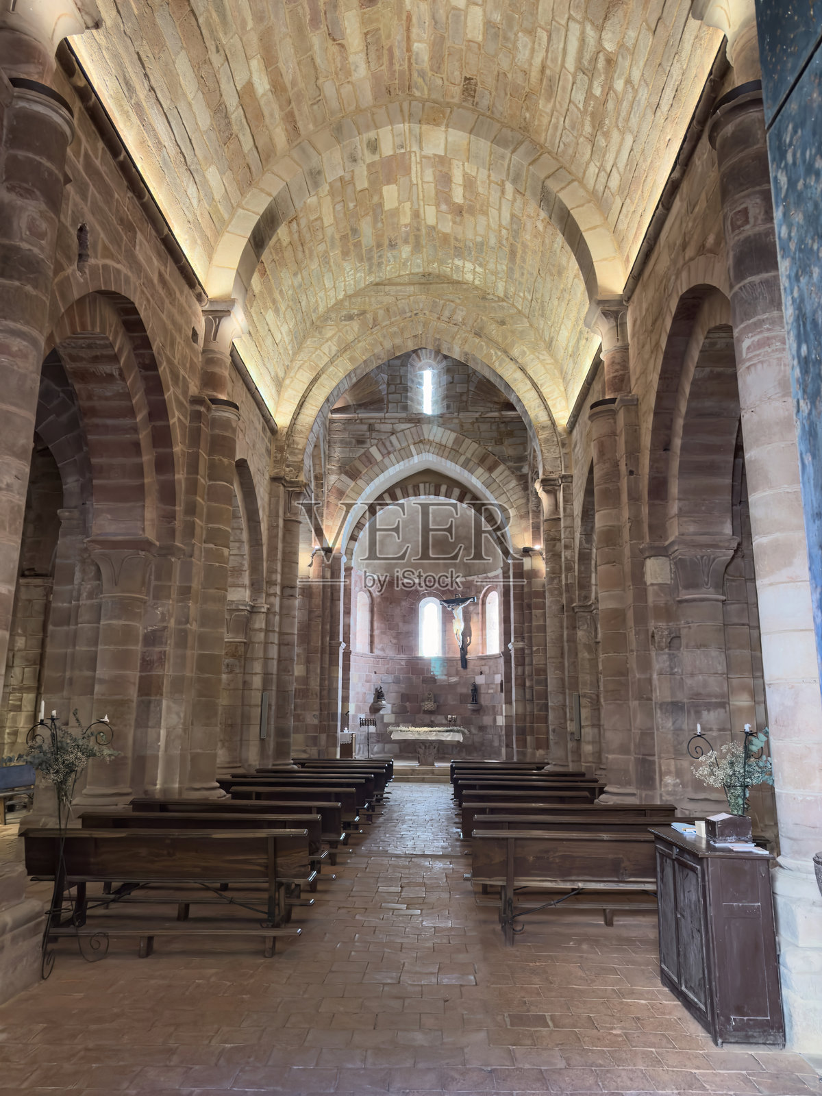 西班牙帕伦西亚圣玛丽亚德马韦教堂的罗曼式中殿照片摄影图片
