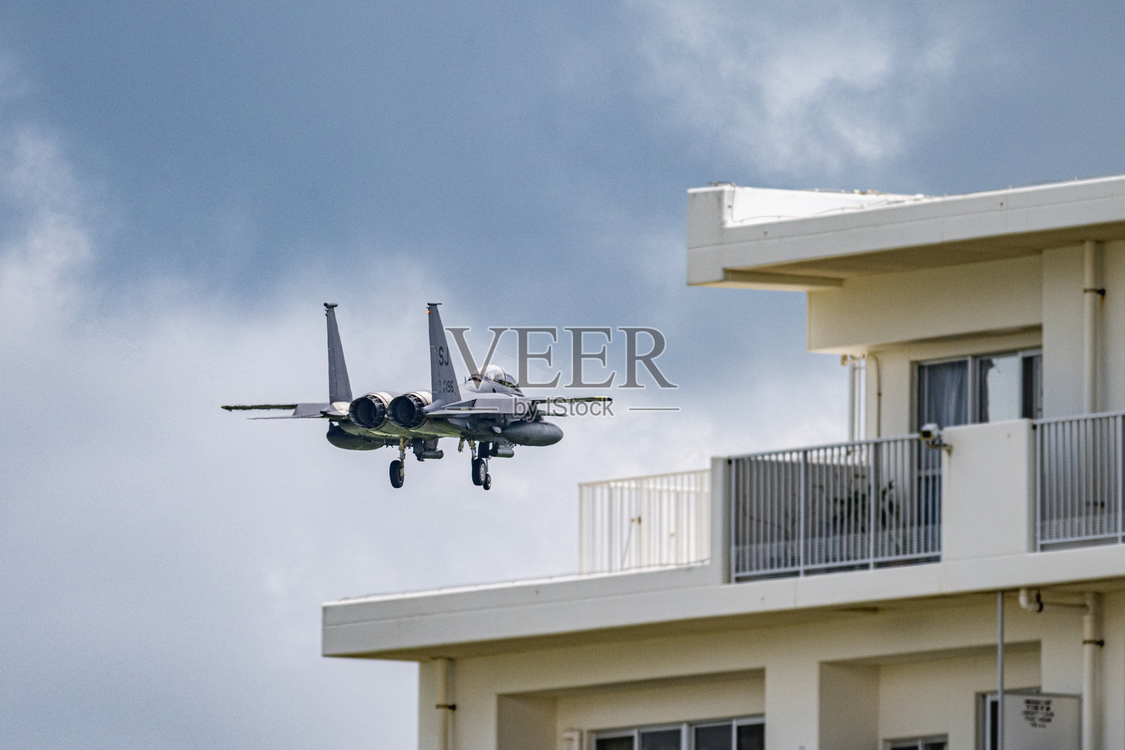 美国空军F15E战斗机在砂边进行训练照片摄影图片