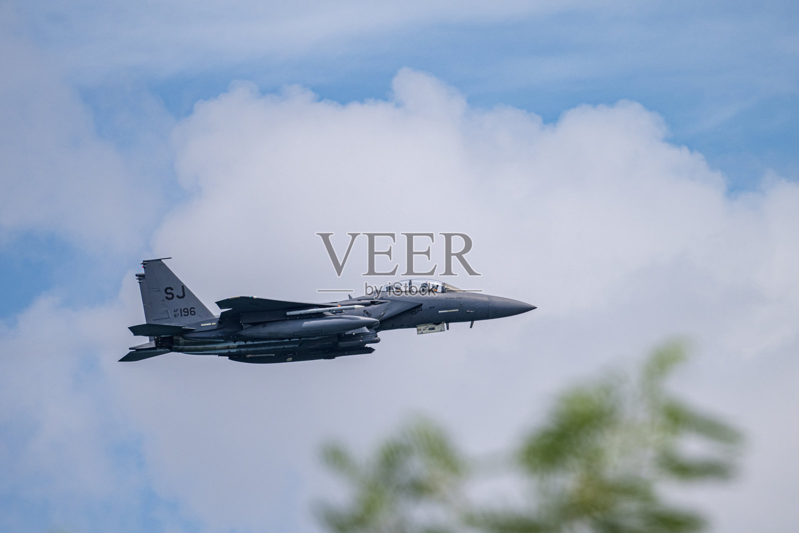 美国空军F15E战斗机在砂边进行训练照片摄影图片