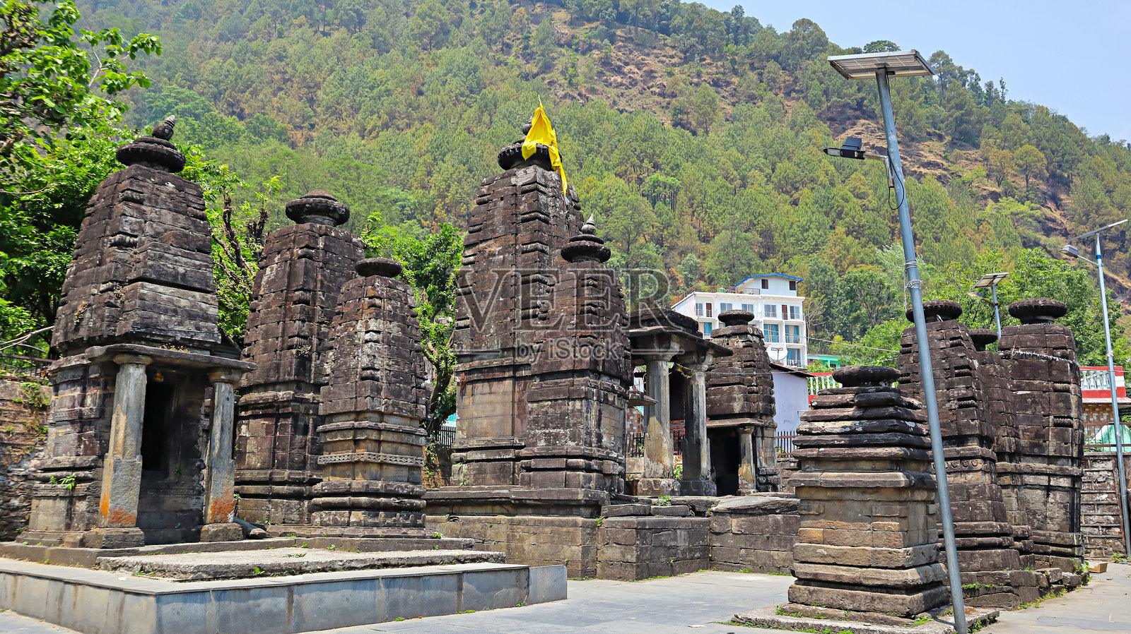 乌塔拉坎德邦鲁德拉普拉亚格的历史纳拉扬科提寺庙群全景。照片摄影图片