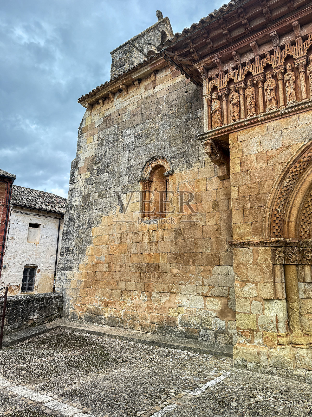 莫阿尔维斯·德·奥赫达圣胡安·巴乌蒂斯塔教堂华丽的罗曼式主入口照片摄影图片