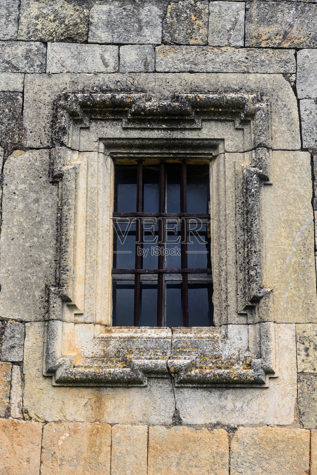 维拉维加·德·奥赫达的圣米格尔教堂的石框窗户，带有铁栏杆照片摄影图片