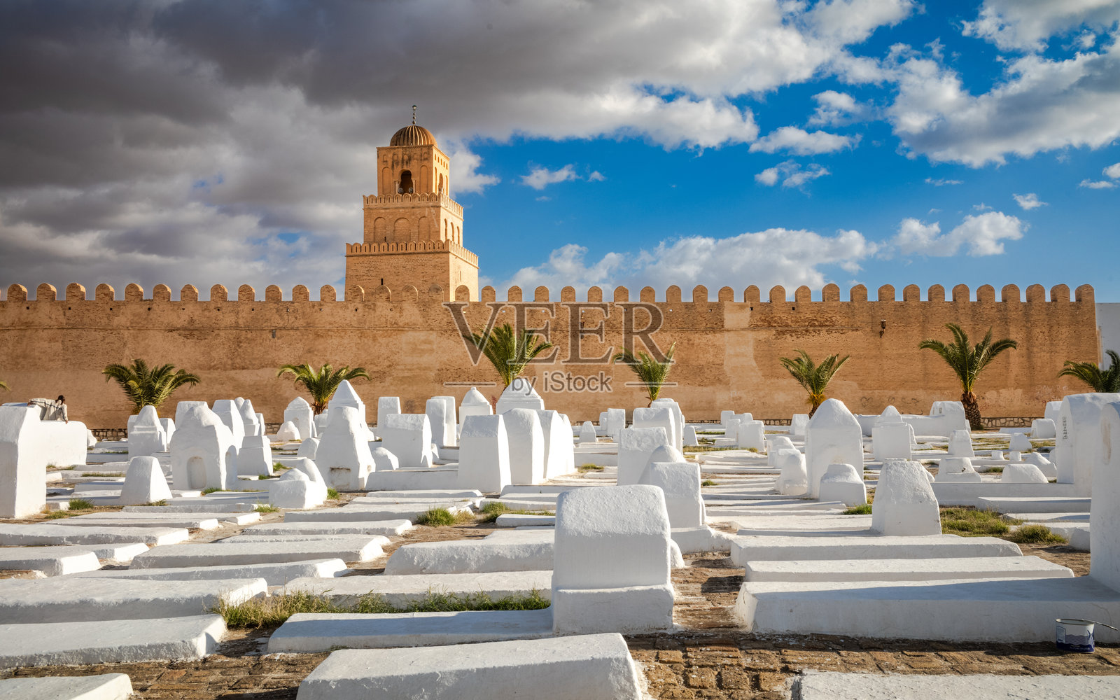 奥莱德·法尔哈纳墓地和凯鲁万大清真寺，凯鲁万，突尼斯。照片摄影图片