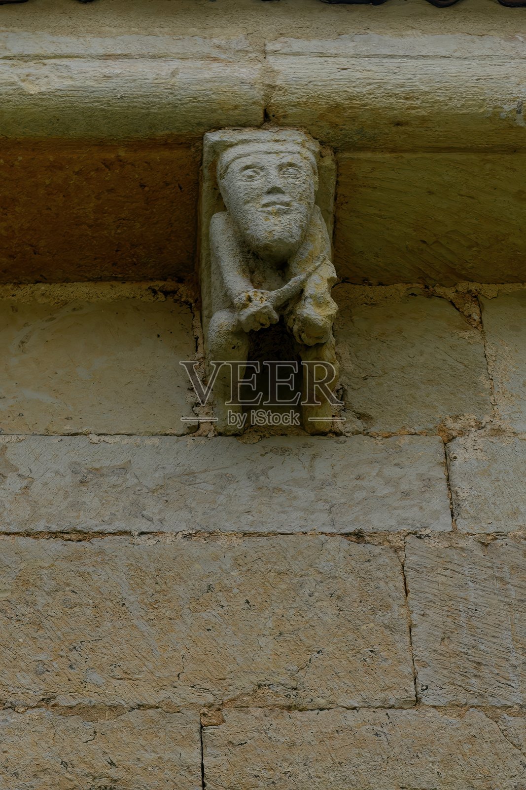 皮松·德·卡斯特雷洪的罗曼式圣母升天教堂中的石托梁照片摄影图片