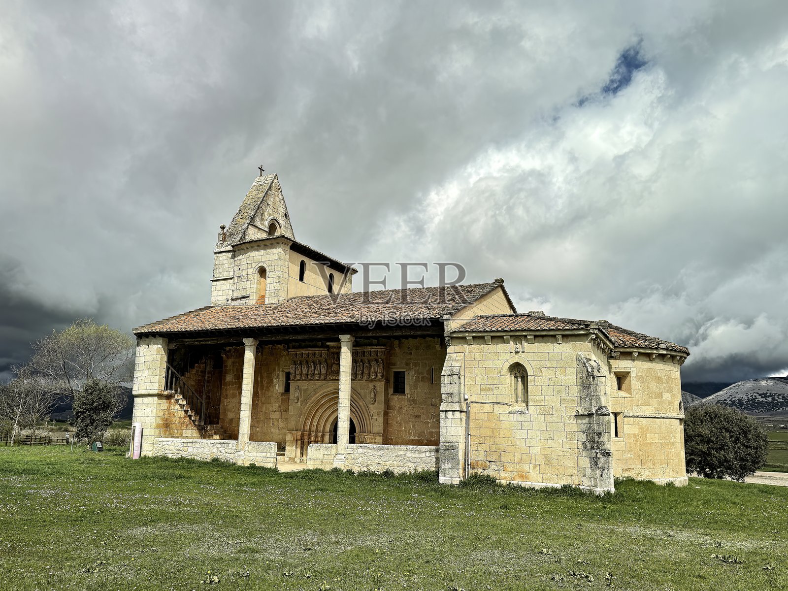 皮松德卡斯特雷洪的圣母升天罗曼式教堂照片摄影图片