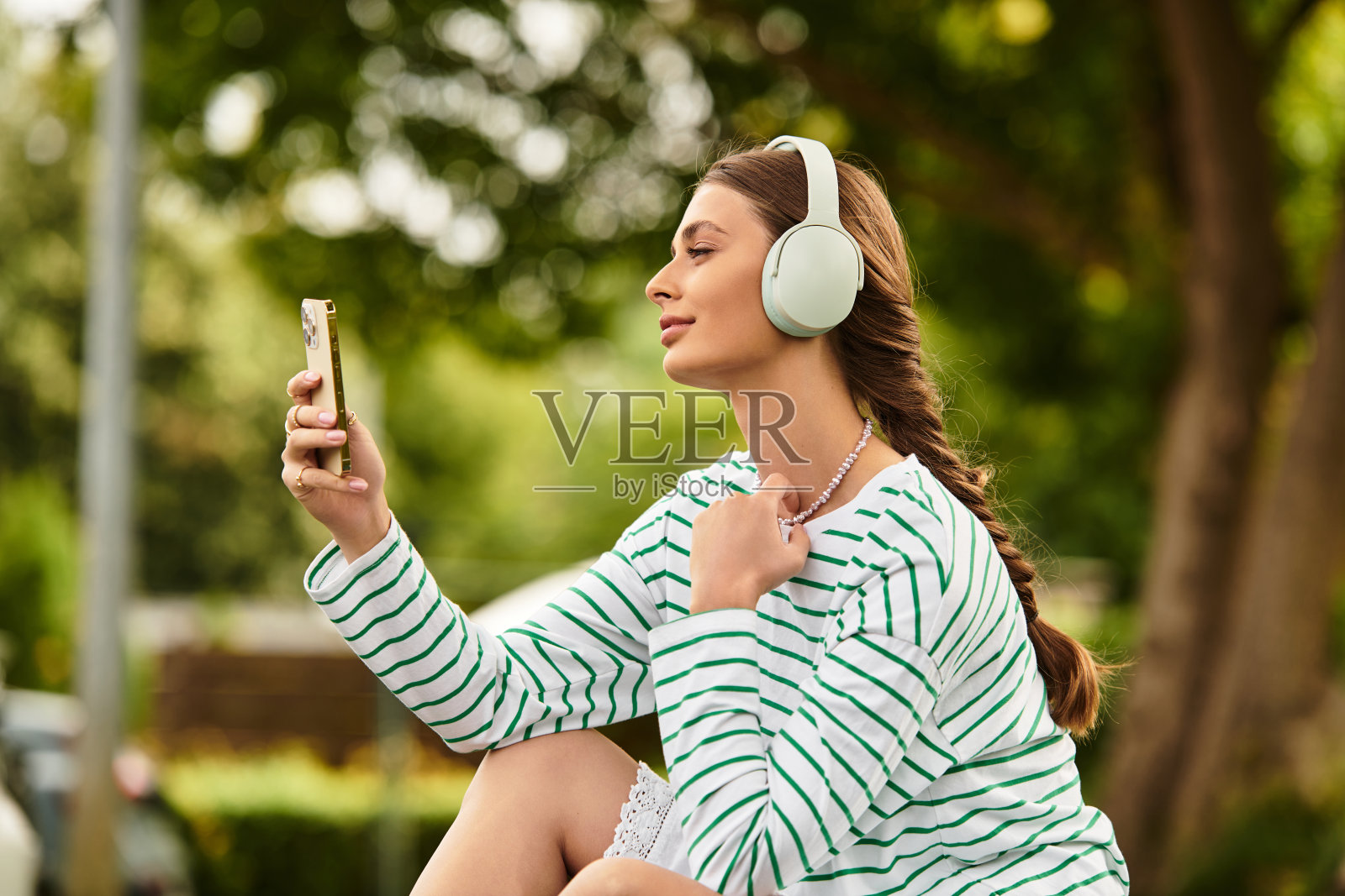 在公园享受夏日的音乐和野餐氛围照片摄影图片