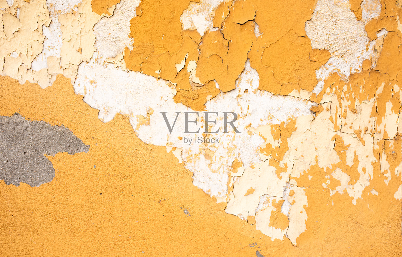 带有自然缺陷的黄色混凝土墙：缺陷、裂缝、缺口、划痕、裂缝、粗糙度。可用作设计背景。照片摄影图片