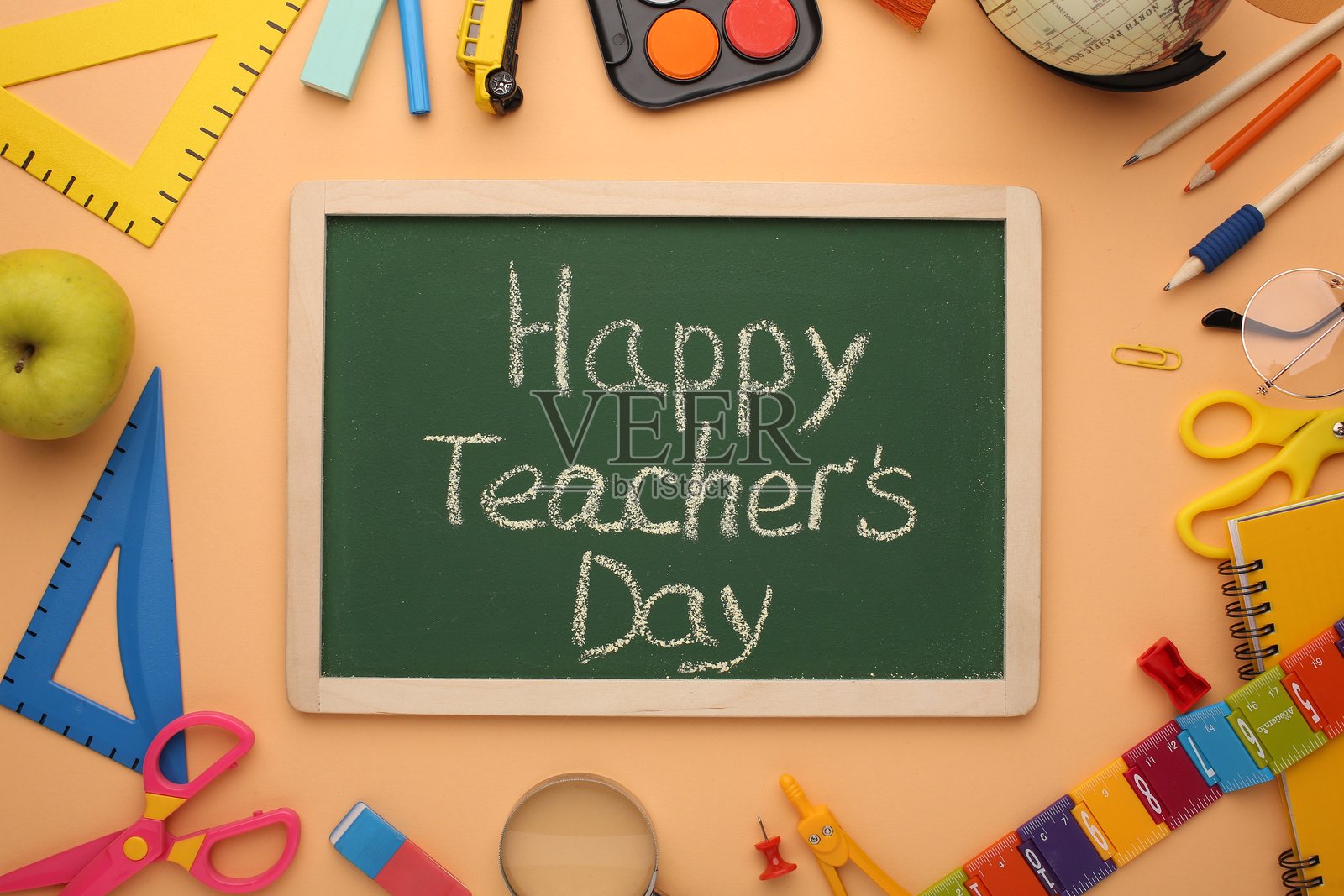 教师节庆祝活动，学生们送礼物，表达感激之情照片摄影图片