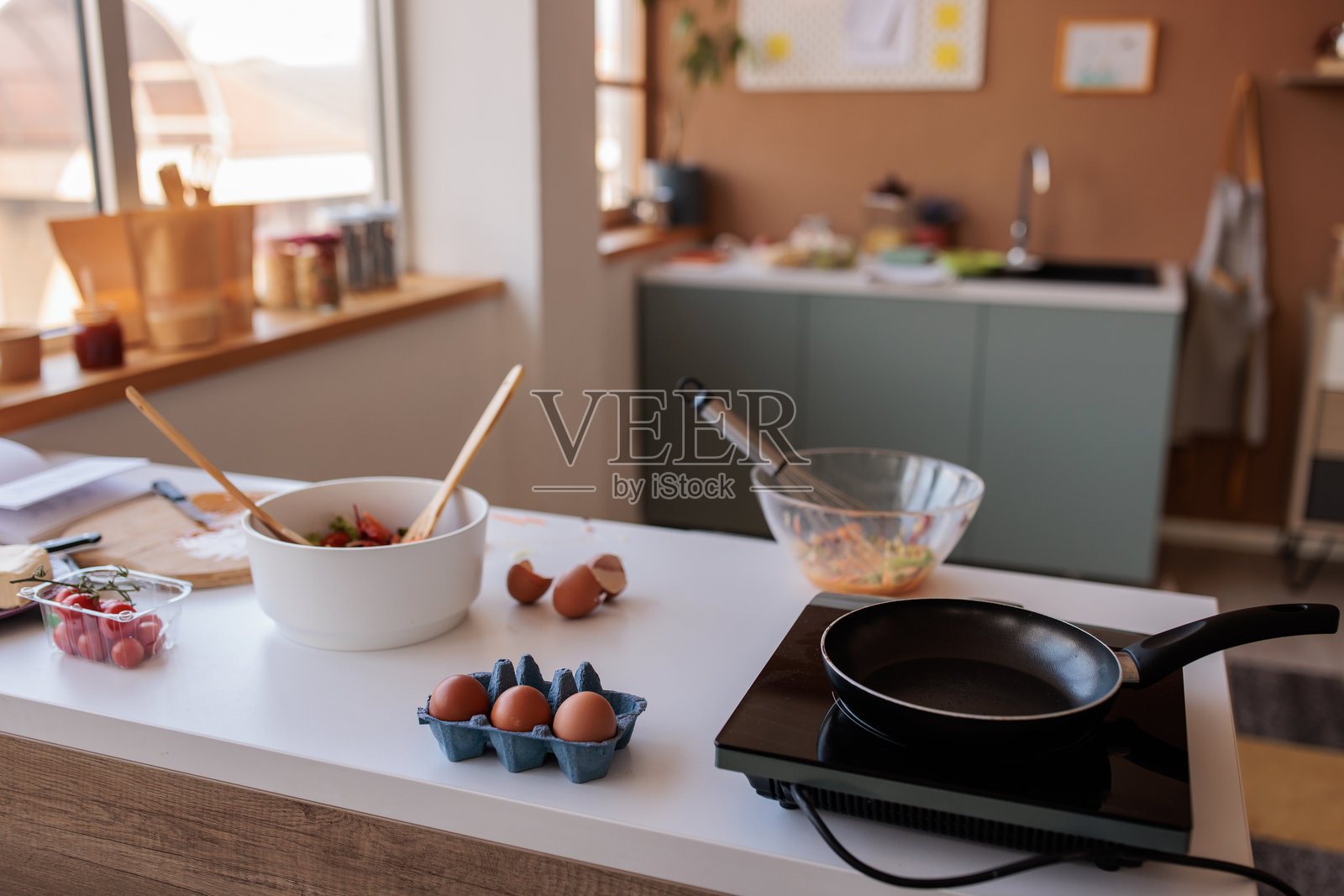 公寓厨房中的煎蛋准备工作照片摄影图片