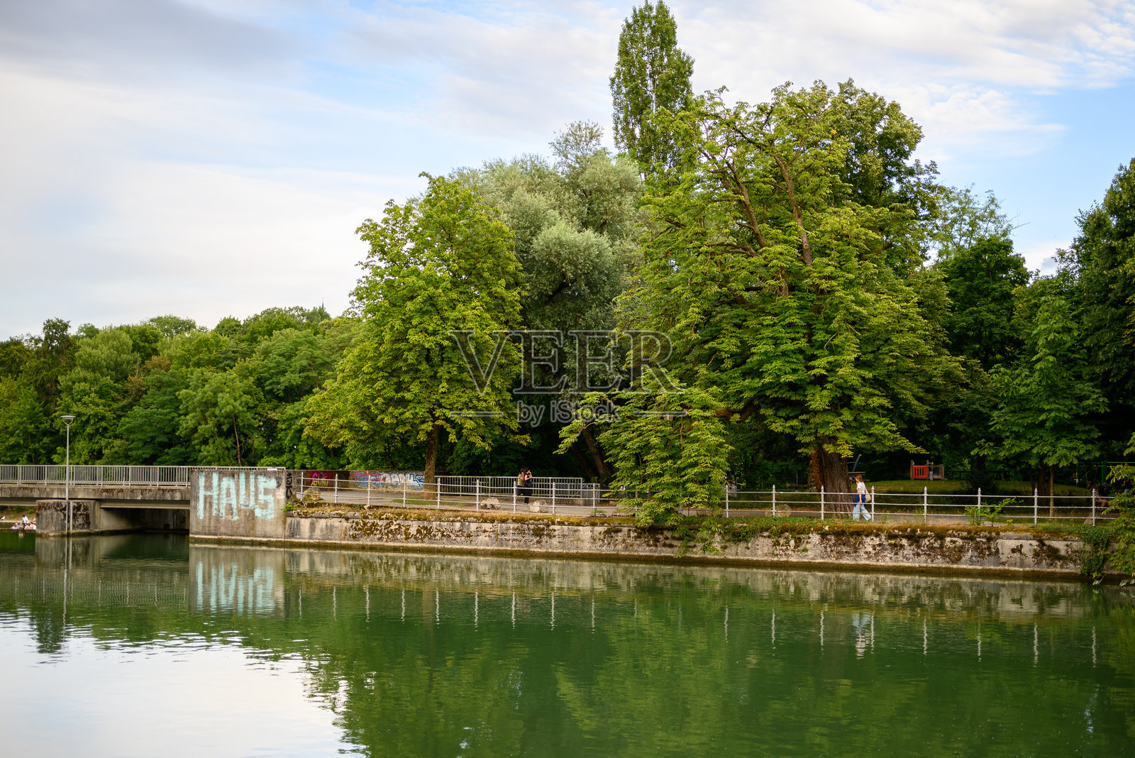 德国巴伐利亚州慕尼黑市中心的伊萨河夏季景色照片摄影图片