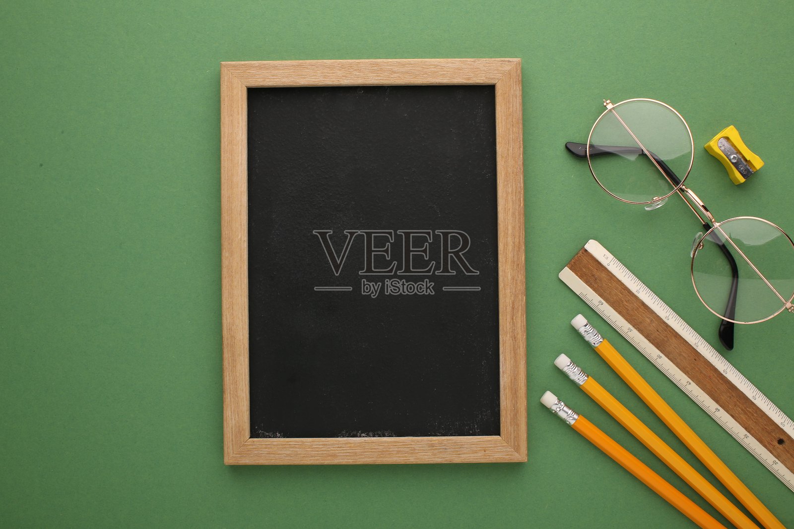 教师节贺卡，配有笔记本、钢笔和美丽的花卉装饰照片摄影图片