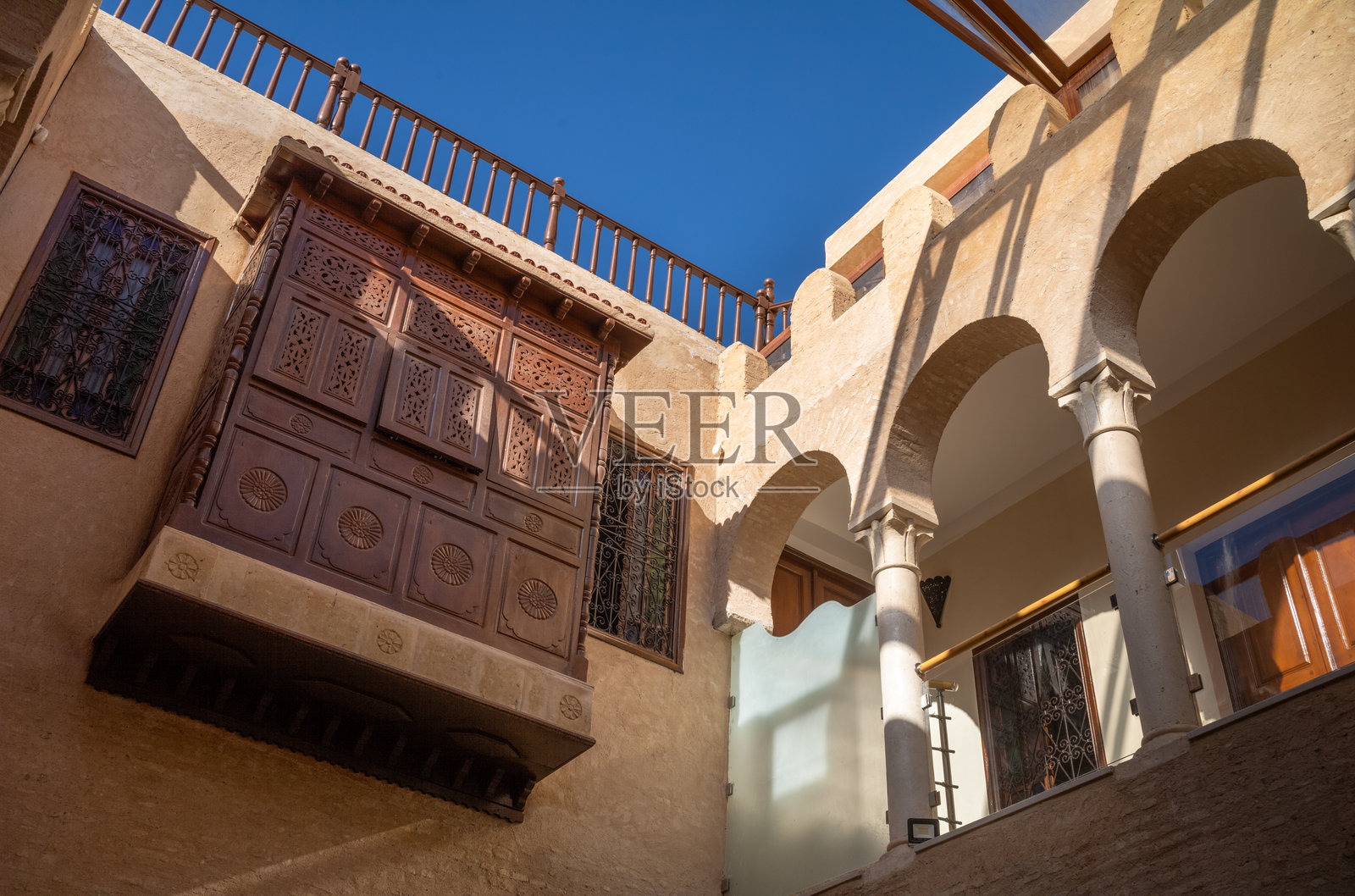 突尼斯凯鲁万的木阳台照片摄影图片