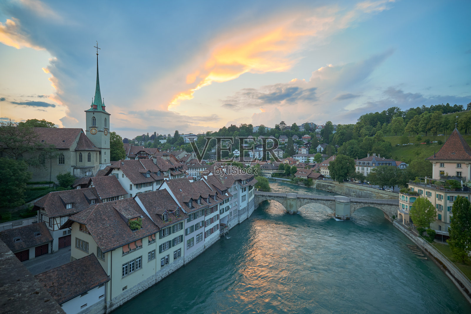 瑞士伯尔尼老城和阿尔河的日落鸟瞰图。照片摄影图片