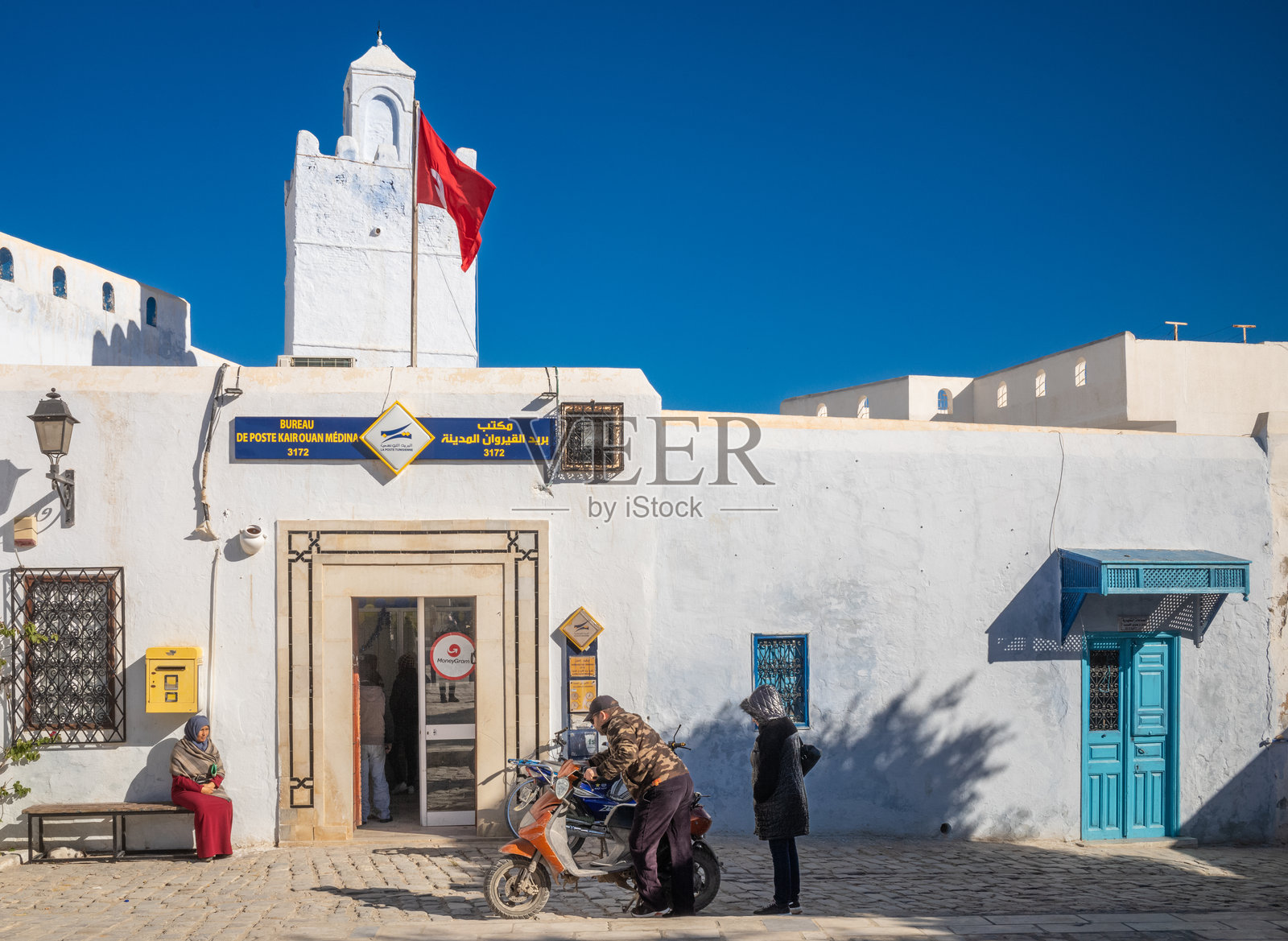突尼斯凯鲁万邮局外的人们照片摄影图片